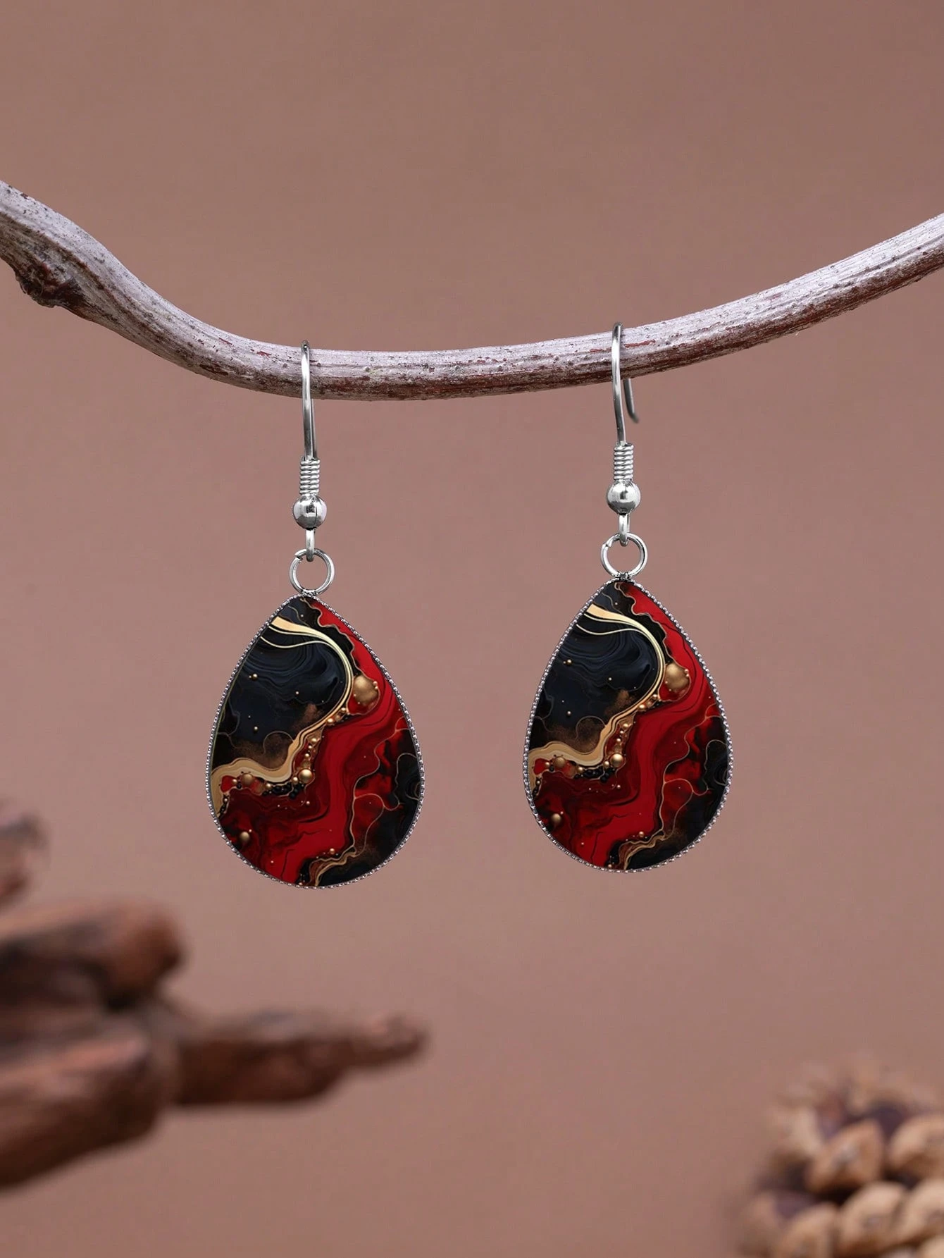 YUJUGLOW 1 paire de boucles d'oreilles style abstrait rouge à motif texturé avec crochets — vue 2