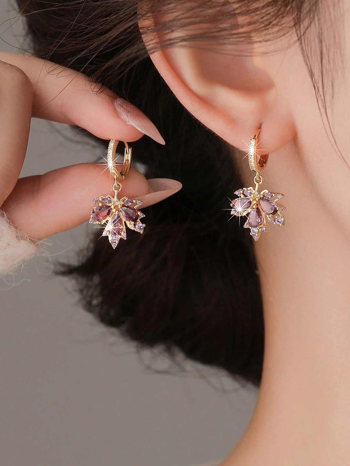 1 paire de boucles d'oreilles feuille d'érable en cuivre incrusté de zircone cubique,