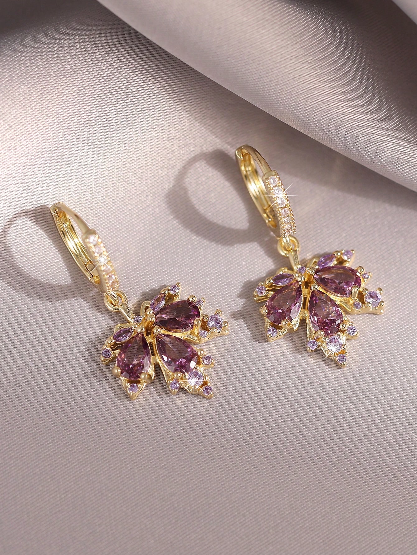 1 paire de boucles d'oreilles feuille d'érable en cuivre incrusté de zircone cubique, — vue 2