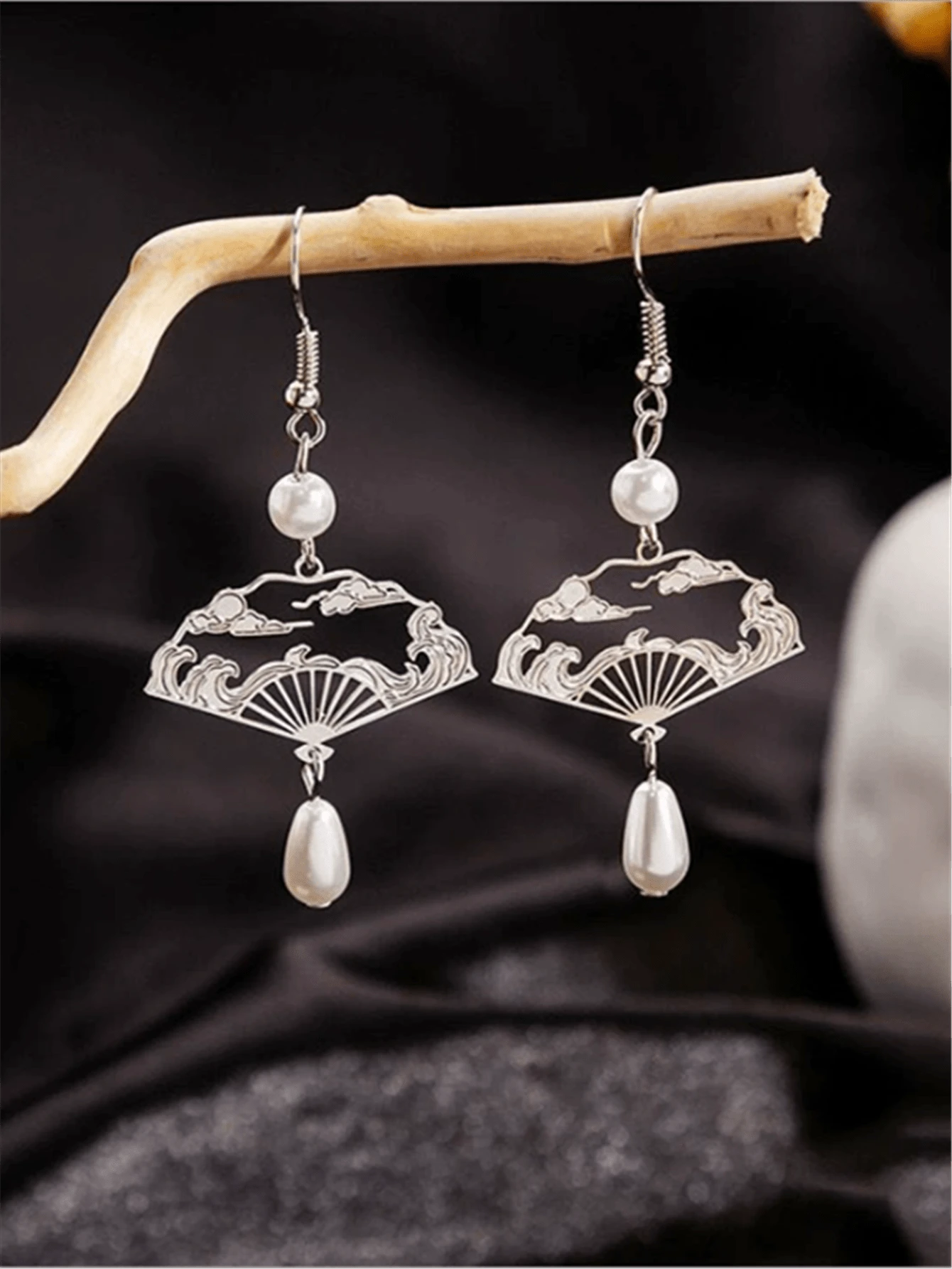 1 paire de boucles d'oreilles en forme d'éventail, argent chinois avec perle, design