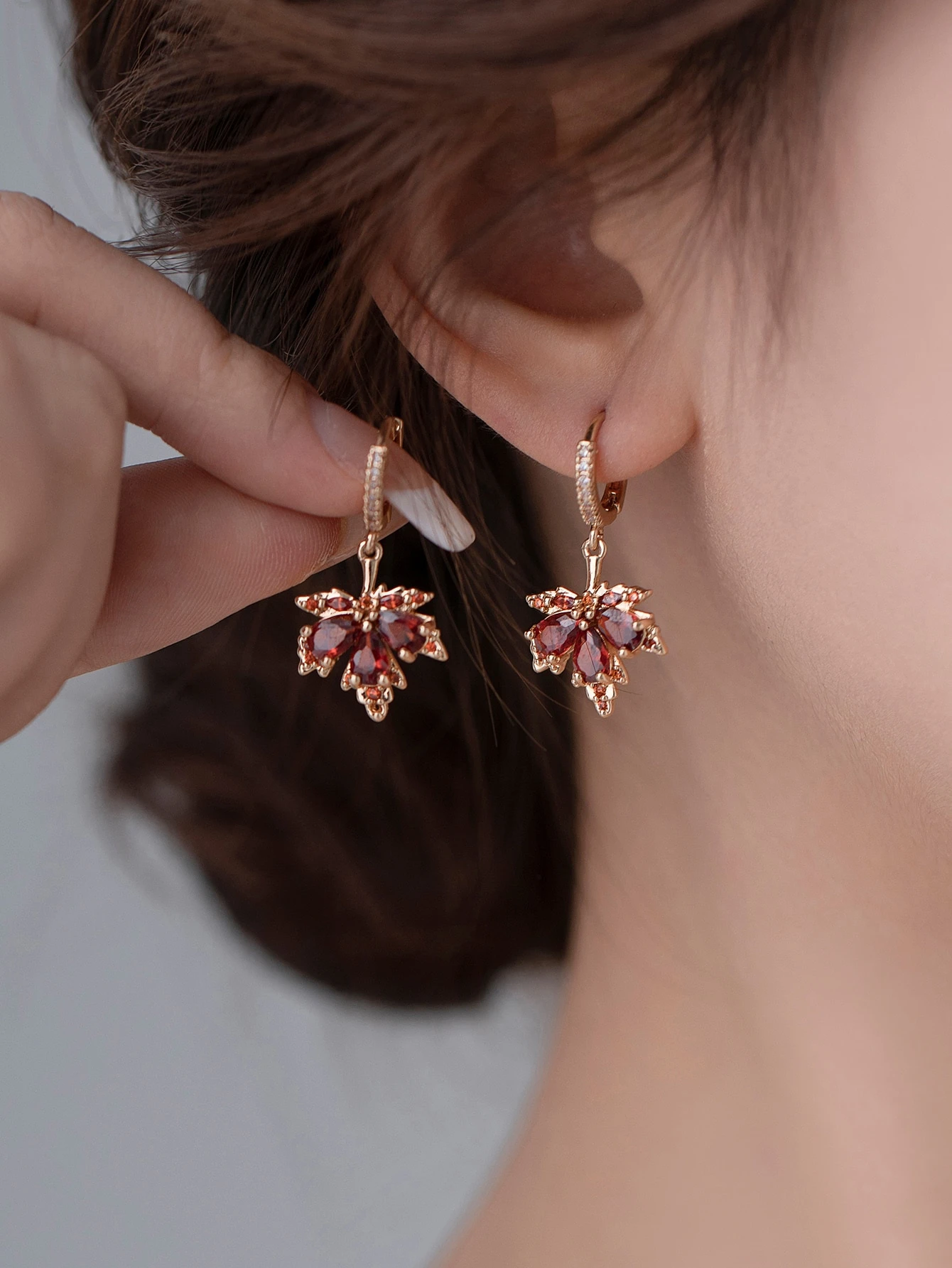1 paire de boucles d'oreilles feuille d'érable en cuivre incrusté de zircone cubique, — vue 7