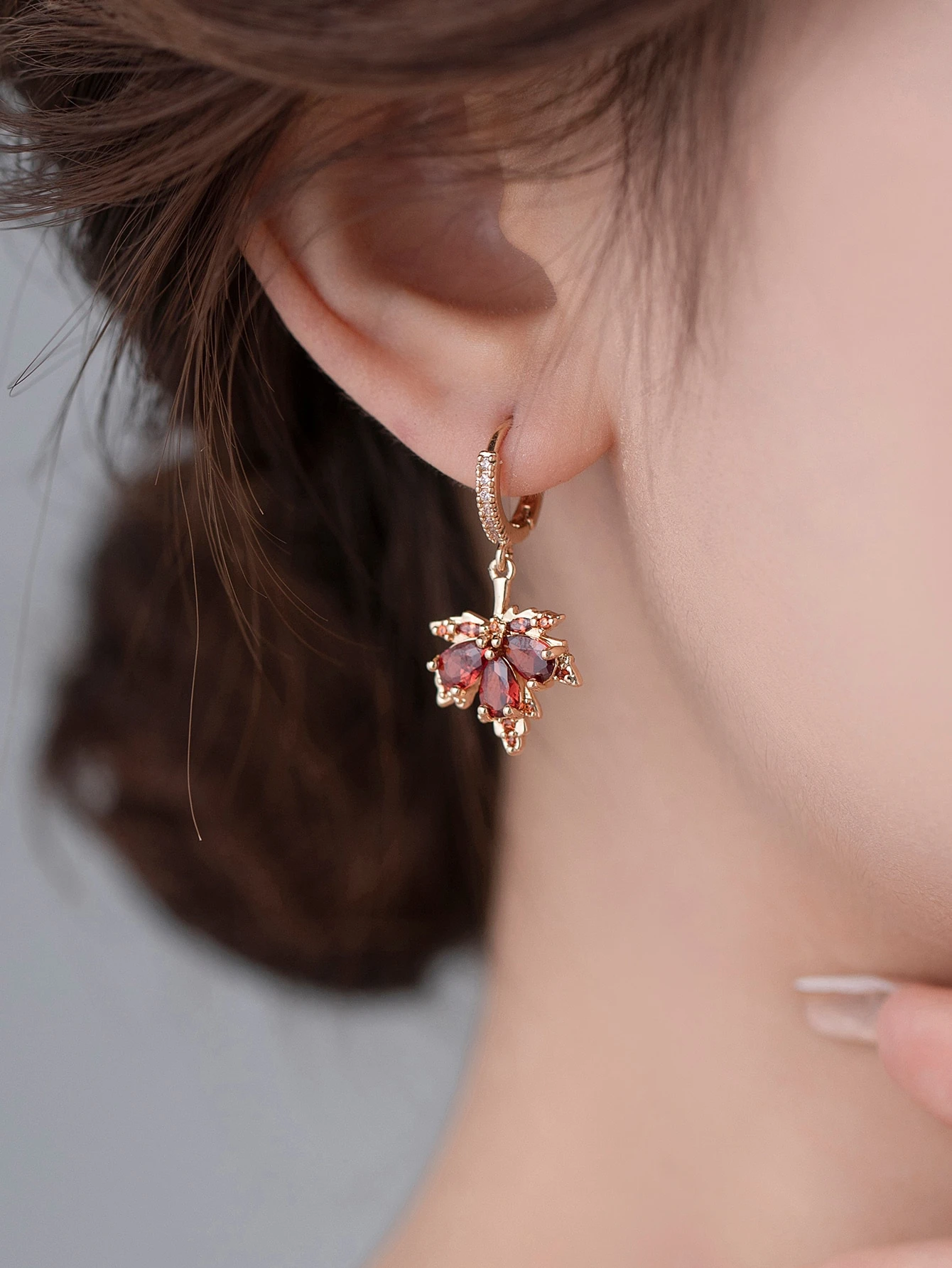 1 paire de boucles d'oreilles feuille d'érable en cuivre incrusté de zircone cubique, — vue 12