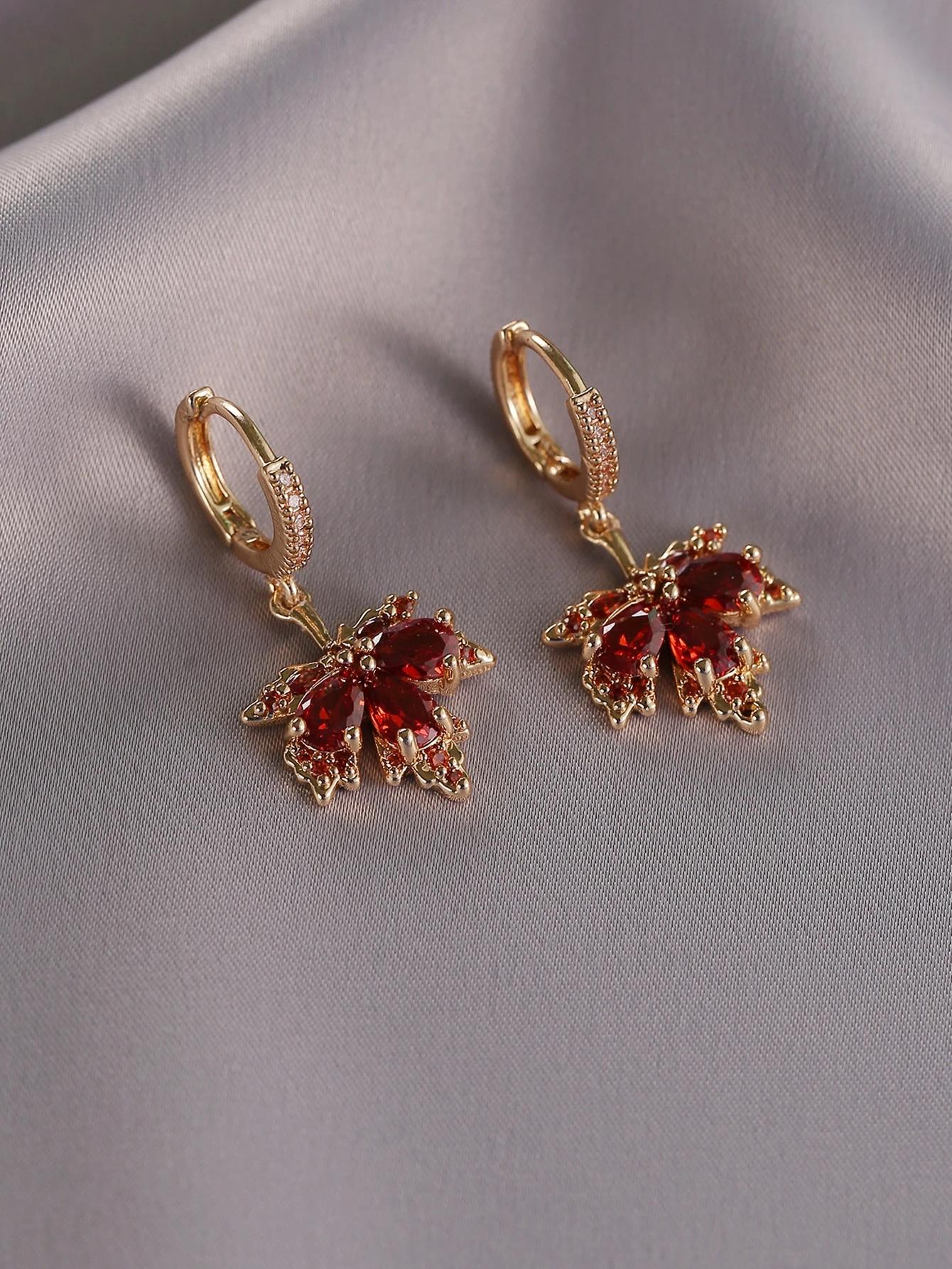 1 paire de boucles d'oreilles feuille d'érable en cuivre incrusté de zircone cubique, — vue 8