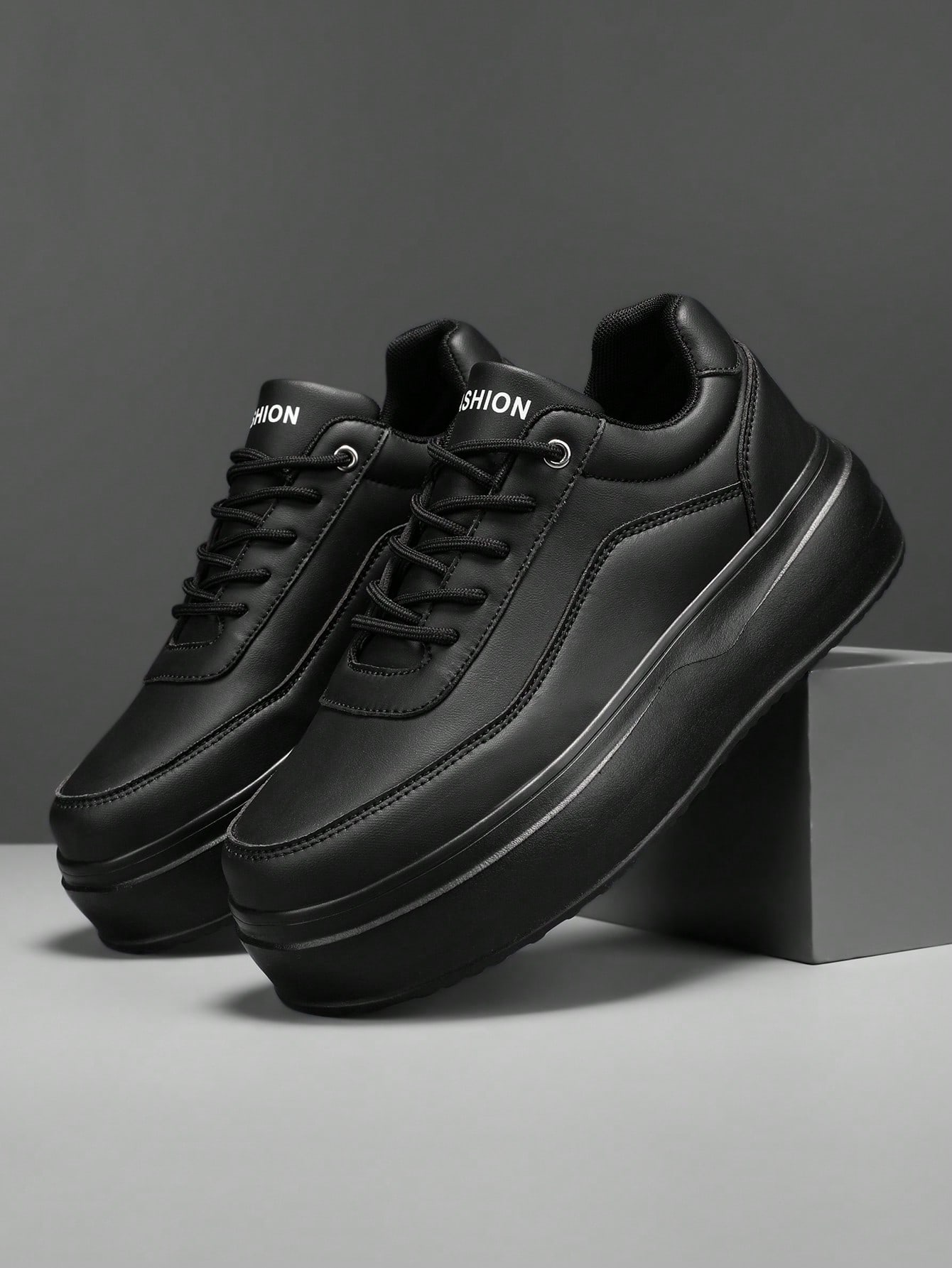 Baskets de sport basses pour hommes, minimalistes, noir pur, patchwork texturé, lacets — vue 3