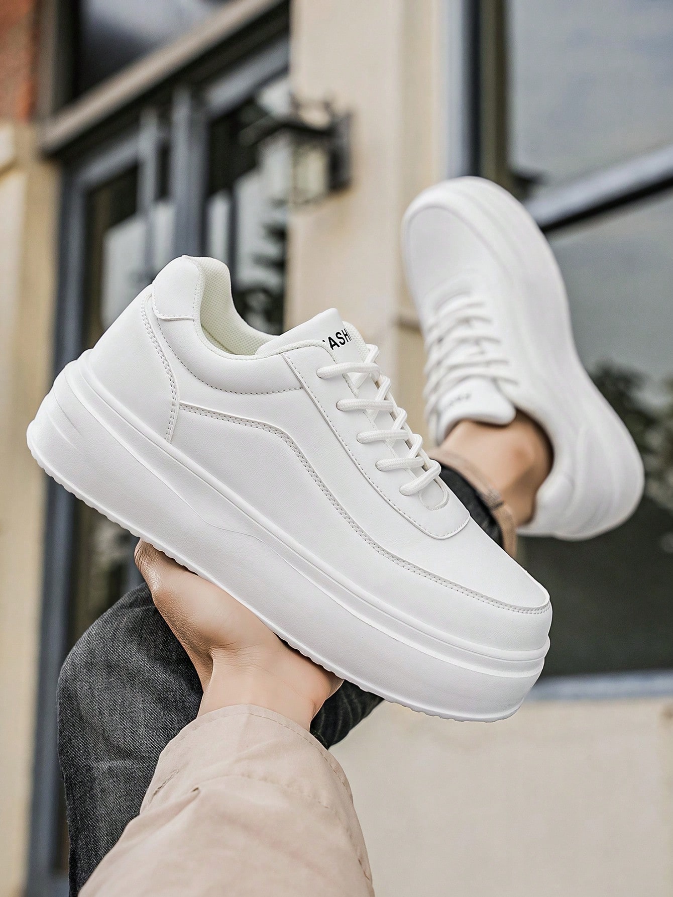 Baskets de sport basses pour hommes, minimalistes, noir pur, patchwork texturé, lacets — vue 10