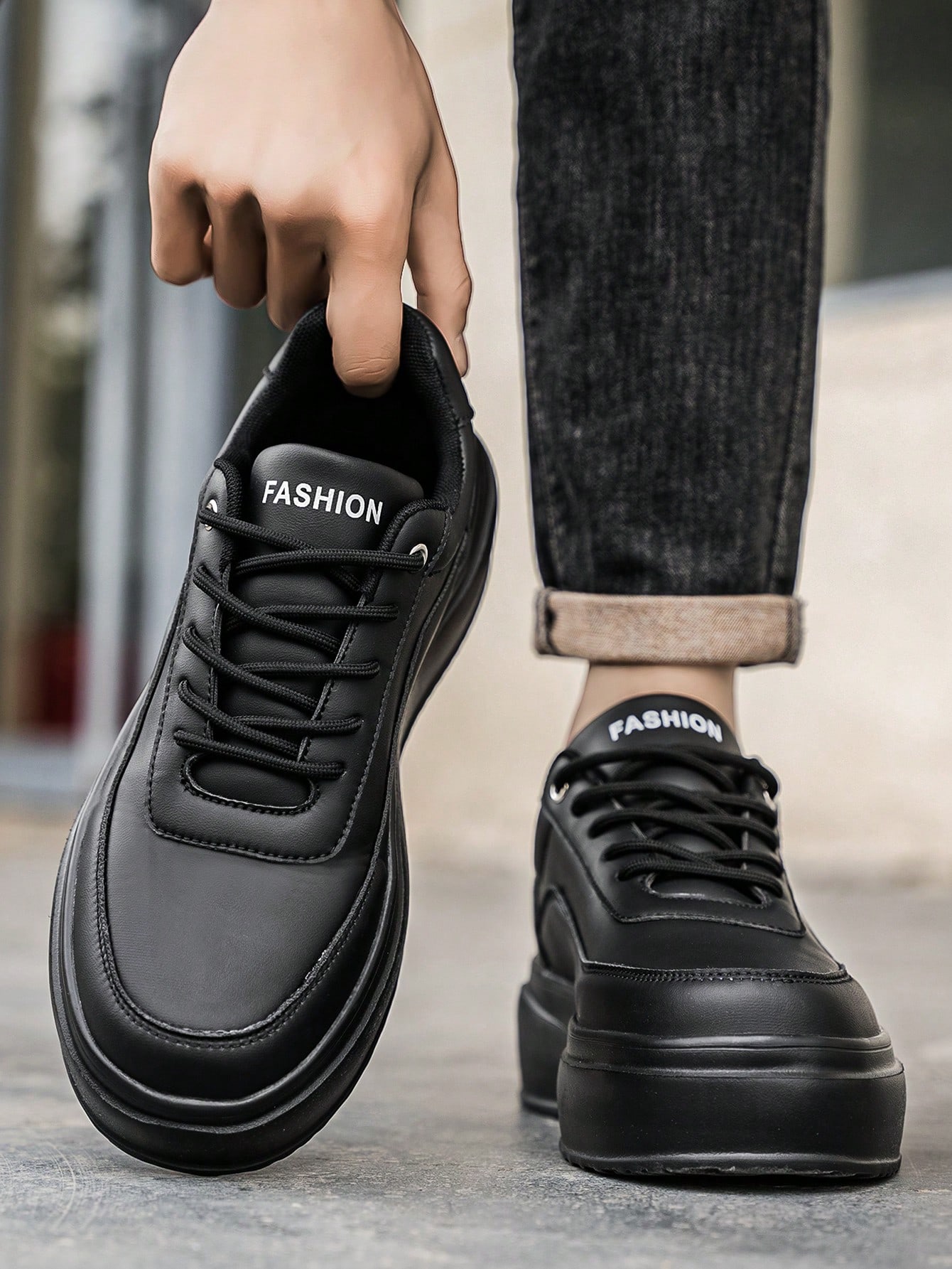 Baskets de sport basses pour hommes, minimalistes, noir pur, patchwork texturé, lacets — vue 11