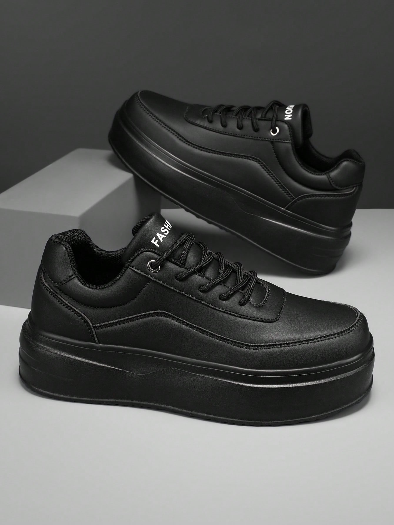 Baskets de sport basses pour hommes, minimalistes, noir pur, patchwork texturé, lacets — vue 7