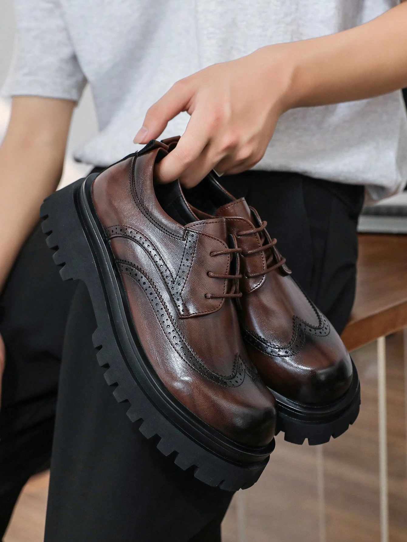 Chaussures de ville pour hommes en cuir PU sculpté style brogue vintage classique, — vue 2