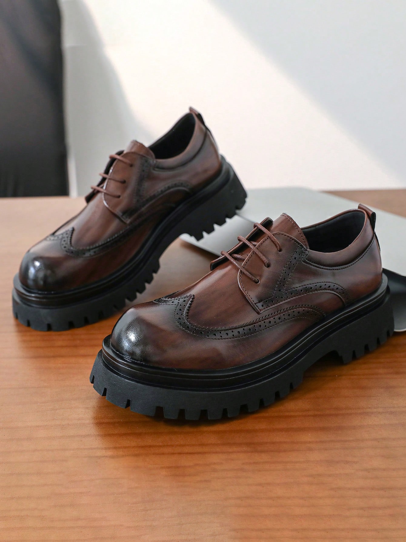 Chaussures de ville pour hommes en cuir PU sculpté style brogue vintage classique,