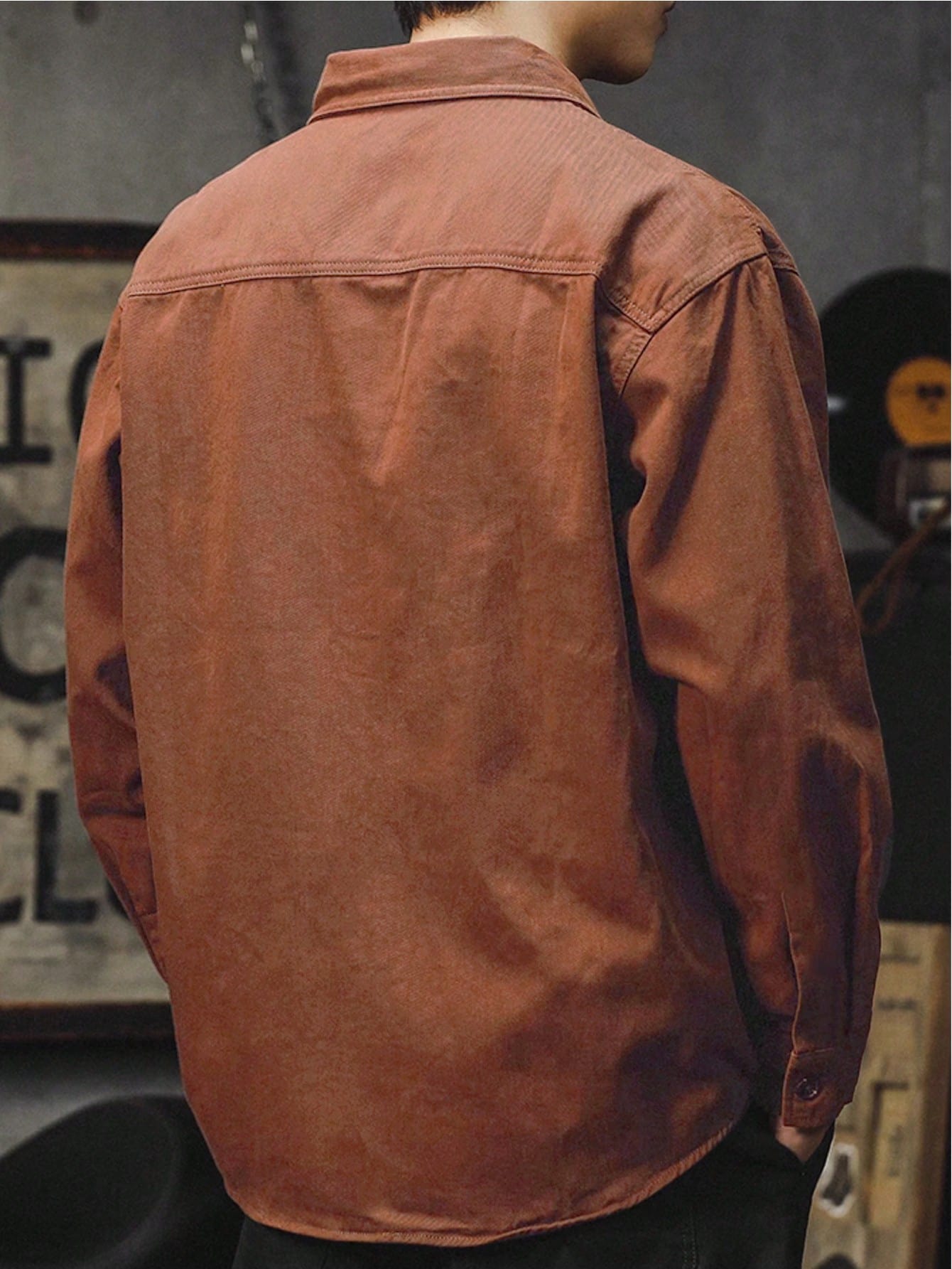 Chemise décontractée à boutons de couleur unie pour hommes, style cargo rétro à poches — vue 2