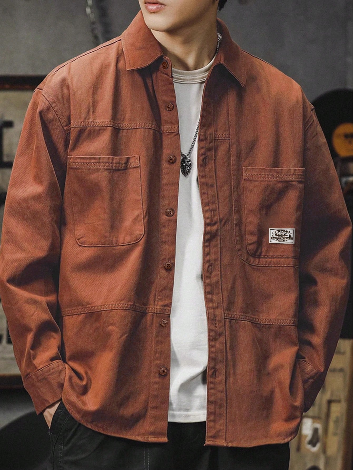 Chemise décontractée à boutons de couleur unie pour hommes, style cargo rétro à poches — vue 3