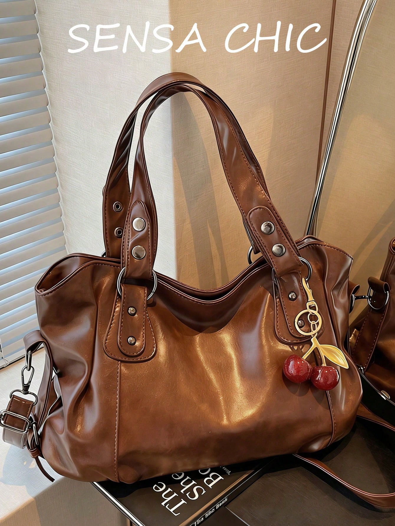 Ce sac fourre-tout marron unicolore pour femme a une grande capacité intérieure et une