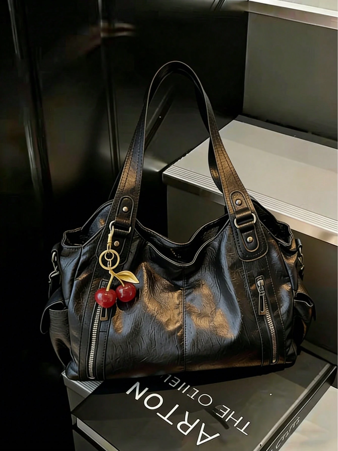Ce sac fourre-tout marron unicolore pour femme a une grande capacité intérieure et une — vue 12