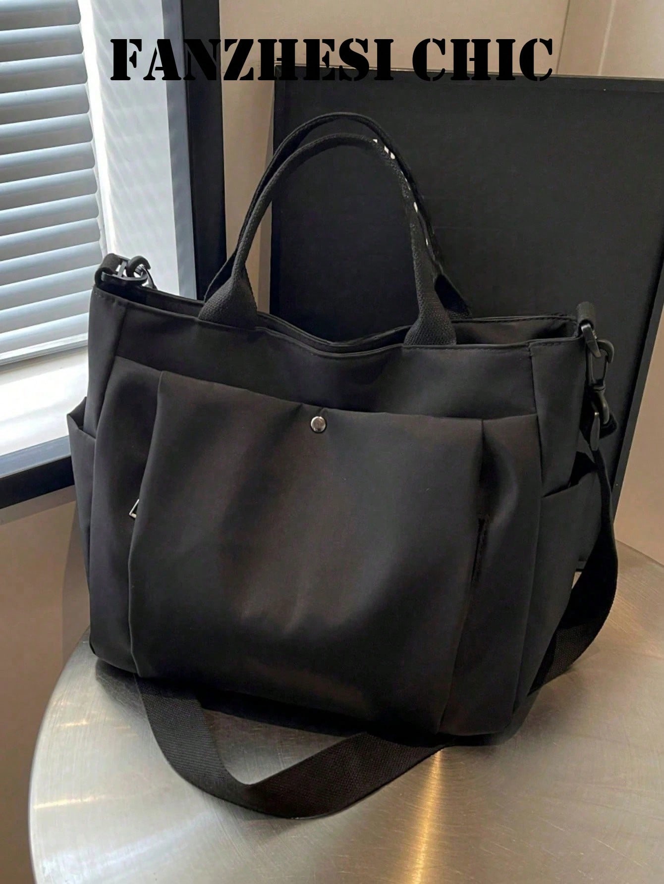 Sac fourre-tout minimaliste noir pour femmes avec poche à pression à l'avant, poches — vue 12