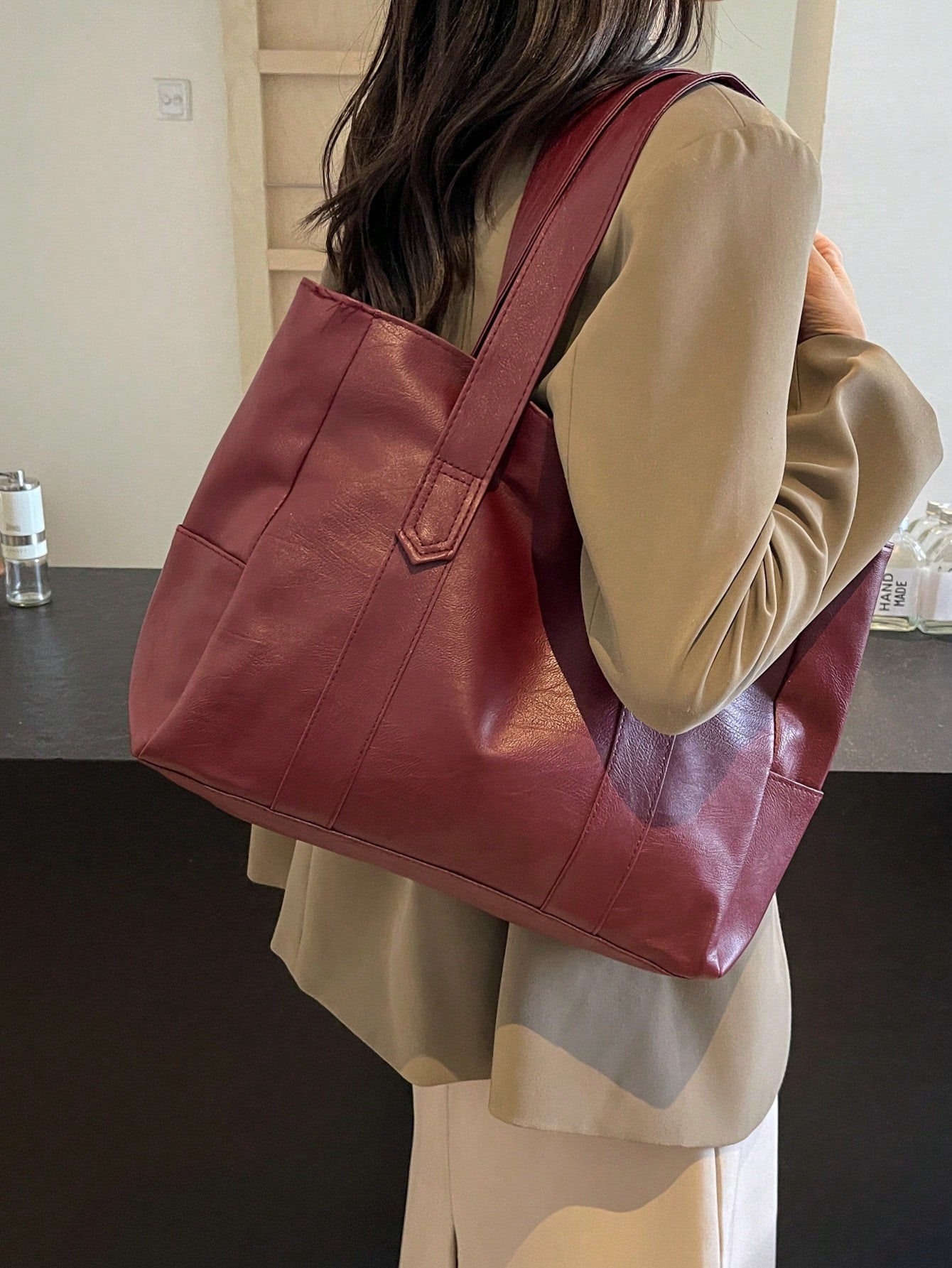 Sac fourre-tout à l'épaule pour femmes, couleur unie, en similicuir, avec poignée cousue — vue 12