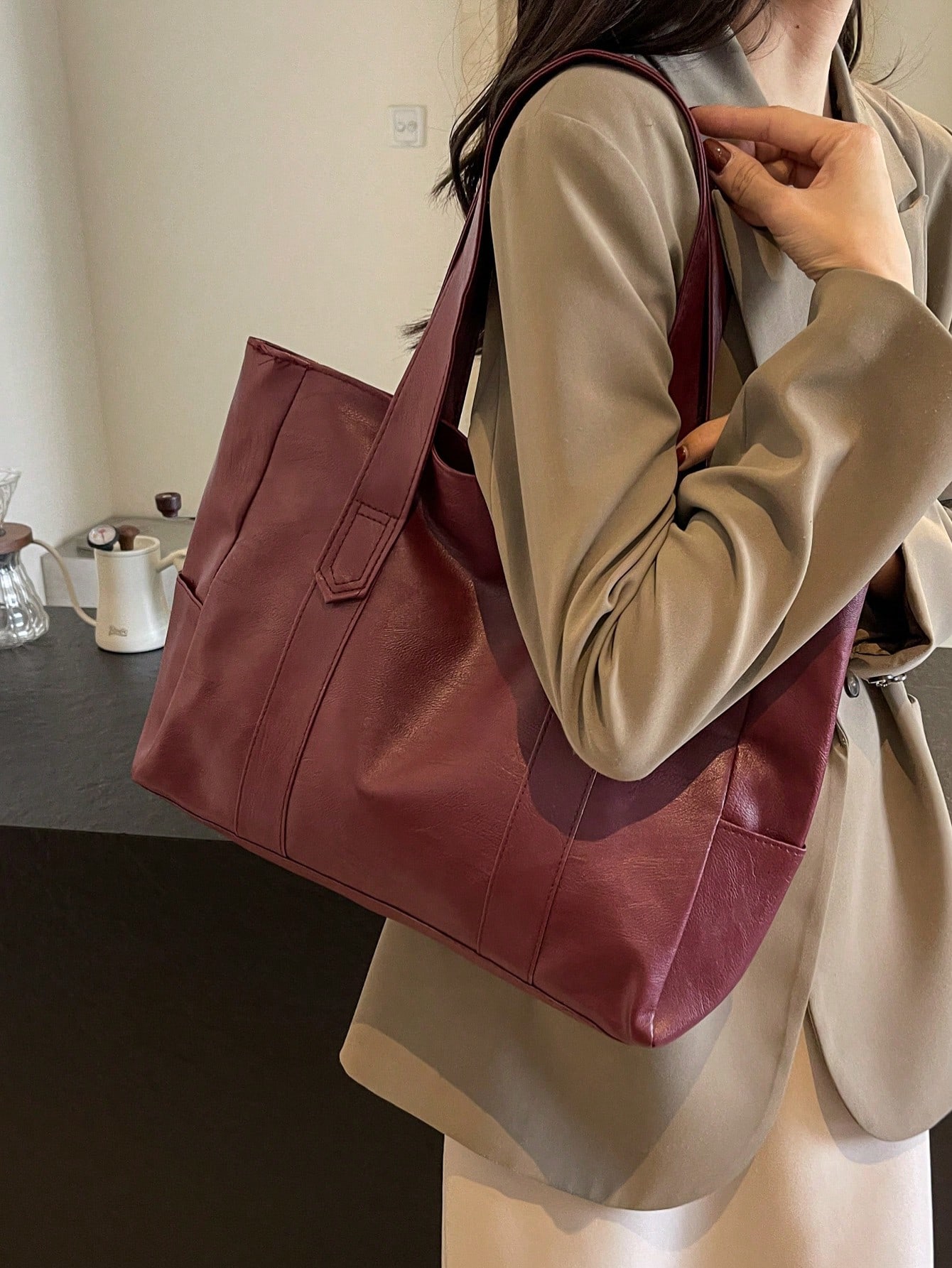 Sac fourre-tout à l'épaule pour femmes, couleur unie, en similicuir, avec poignée cousue — vue 10
