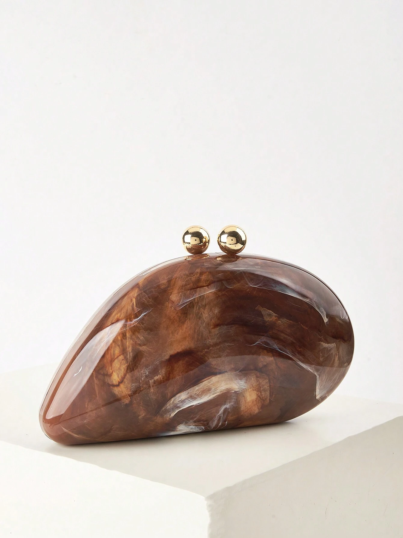 Cette élégante et charmante pochette en acrylique présente un design dégradé de couleurs, — vue 3