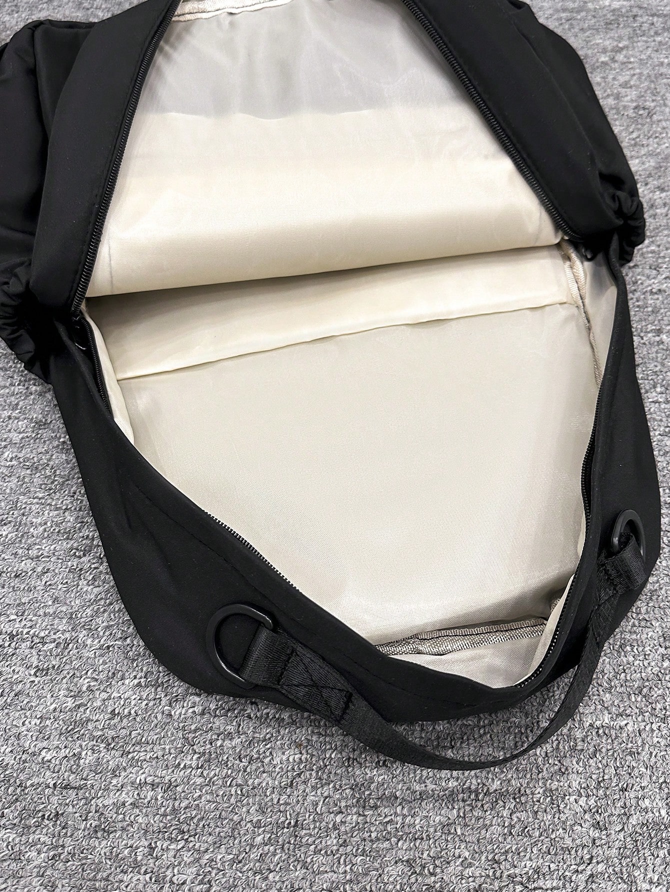 Sac à dos noir décontracté et de grande capacité avec pendentif ours. Convient pour un — vue 5