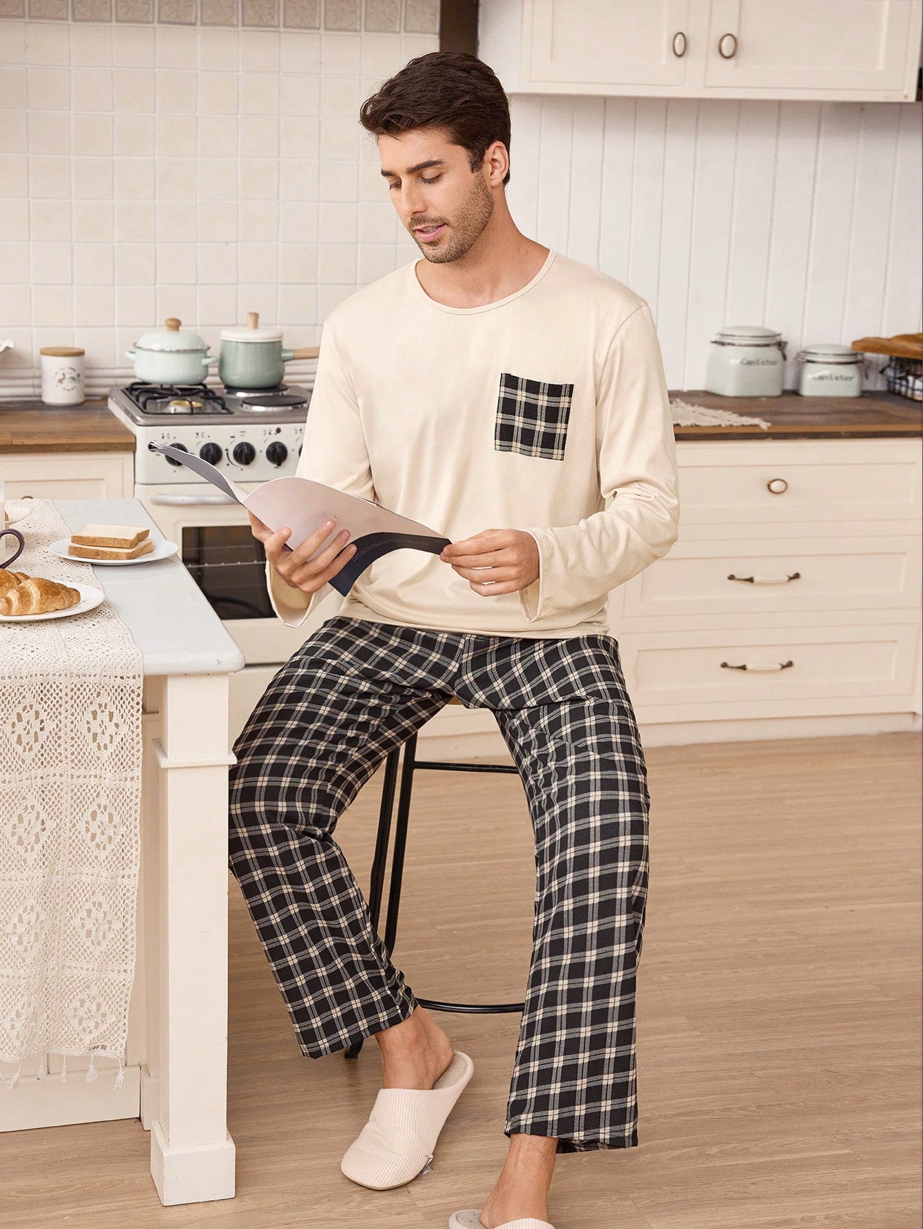 CoupledUp Ensemble de pyjama col rond à manches longues à carreaux pour hommes. Pyjama à — vue 9