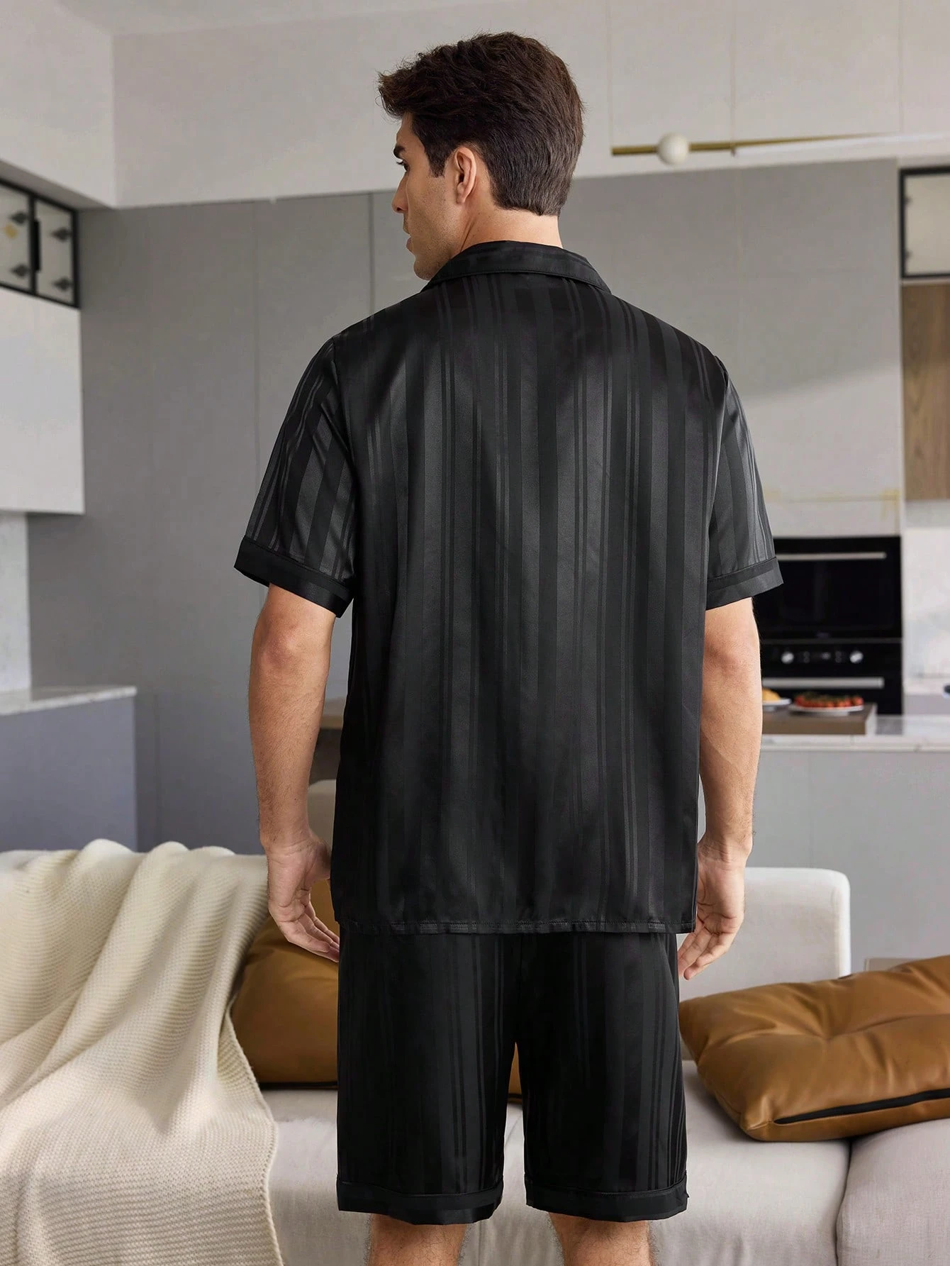 CoupledUp Ensemble de pyjama homme en fausse soie jacquard avec manches courtes & short — vue 5
