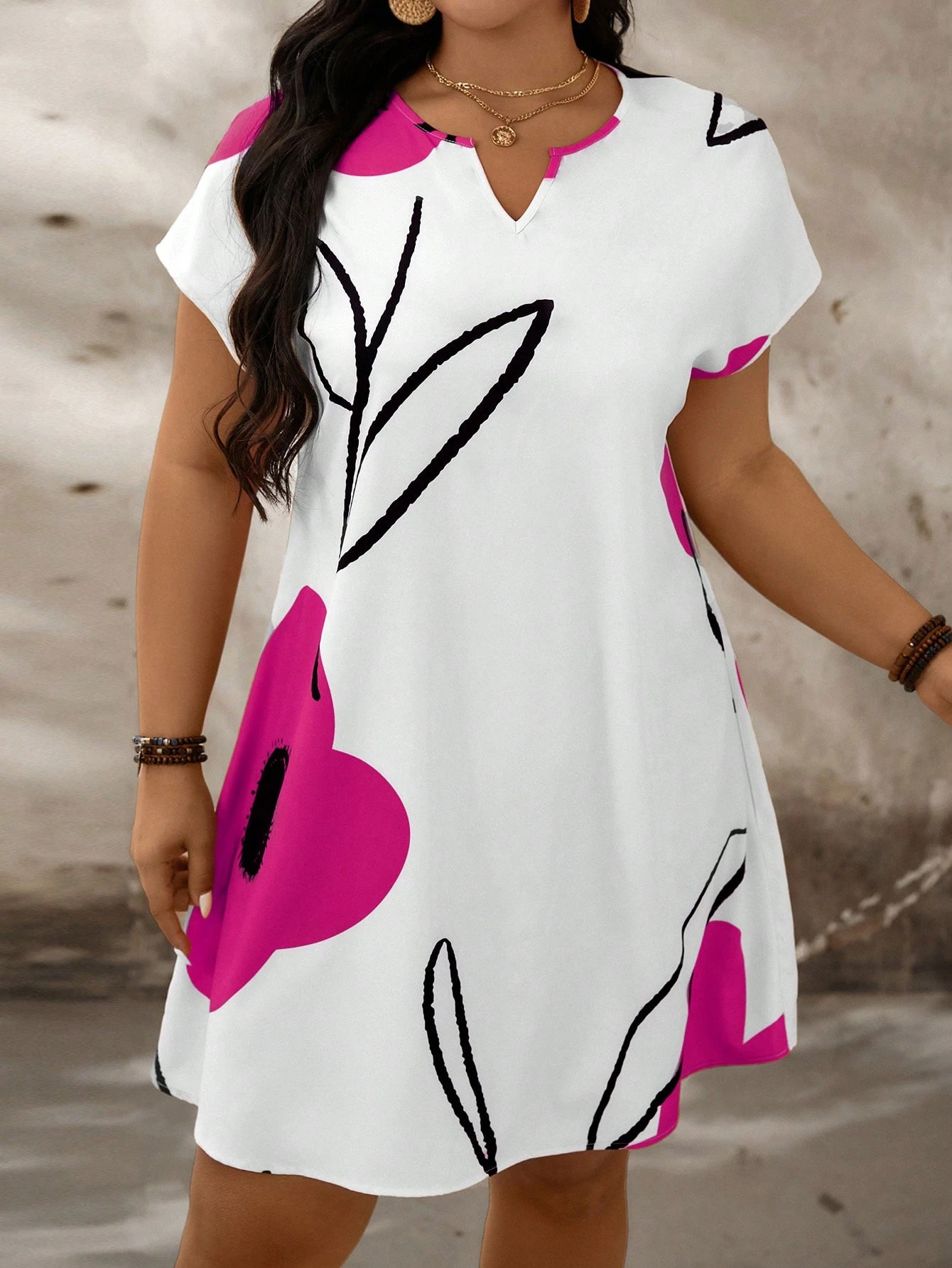 Robe d'été grande taille à fleurs avec col en V échancré et manches