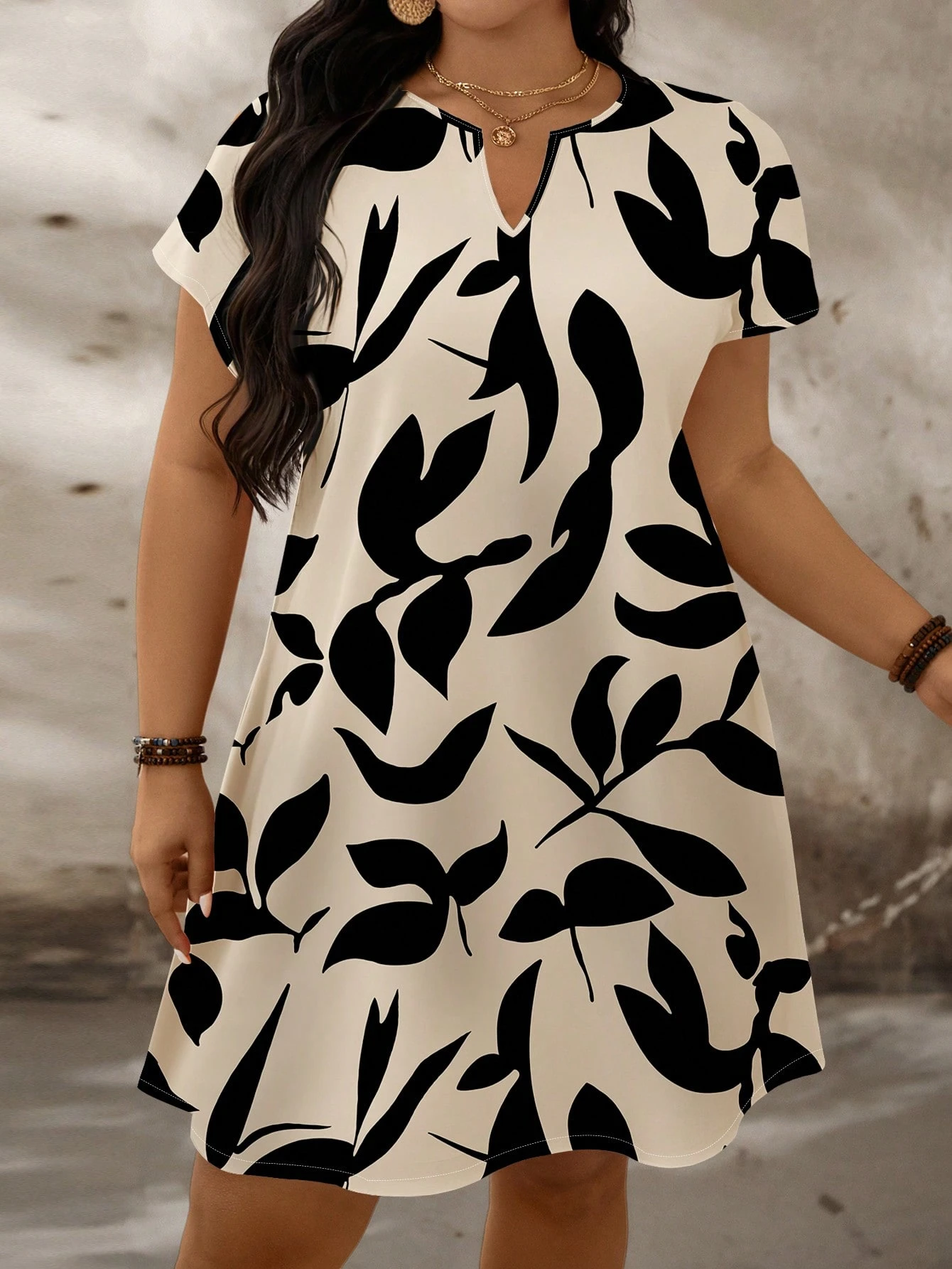 Robe d'été grande taille à fleurs avec col en V échancré et manches — vue 2