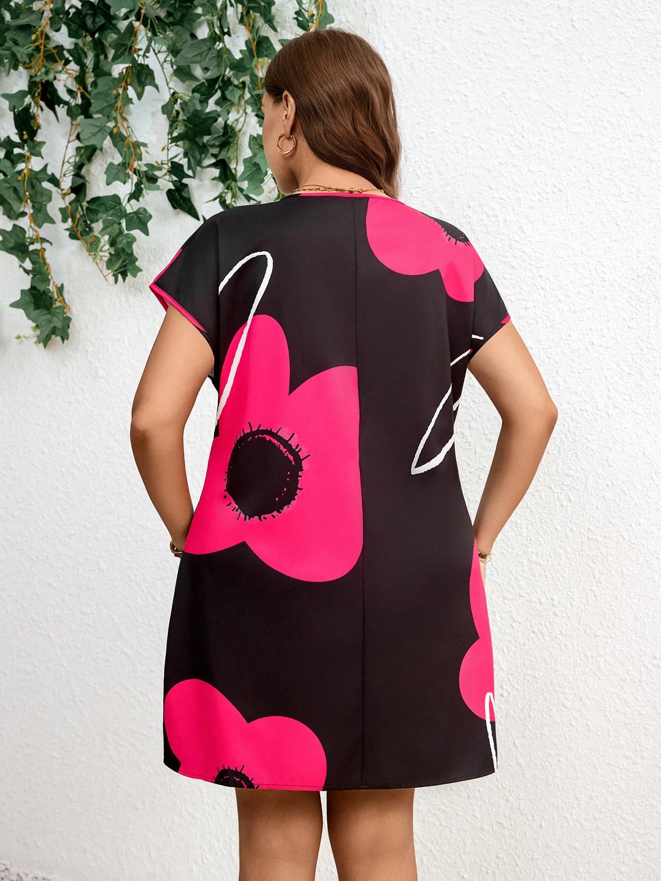 Robe d'été grande taille à fleurs avec col en V échancré et manches — vue 8
