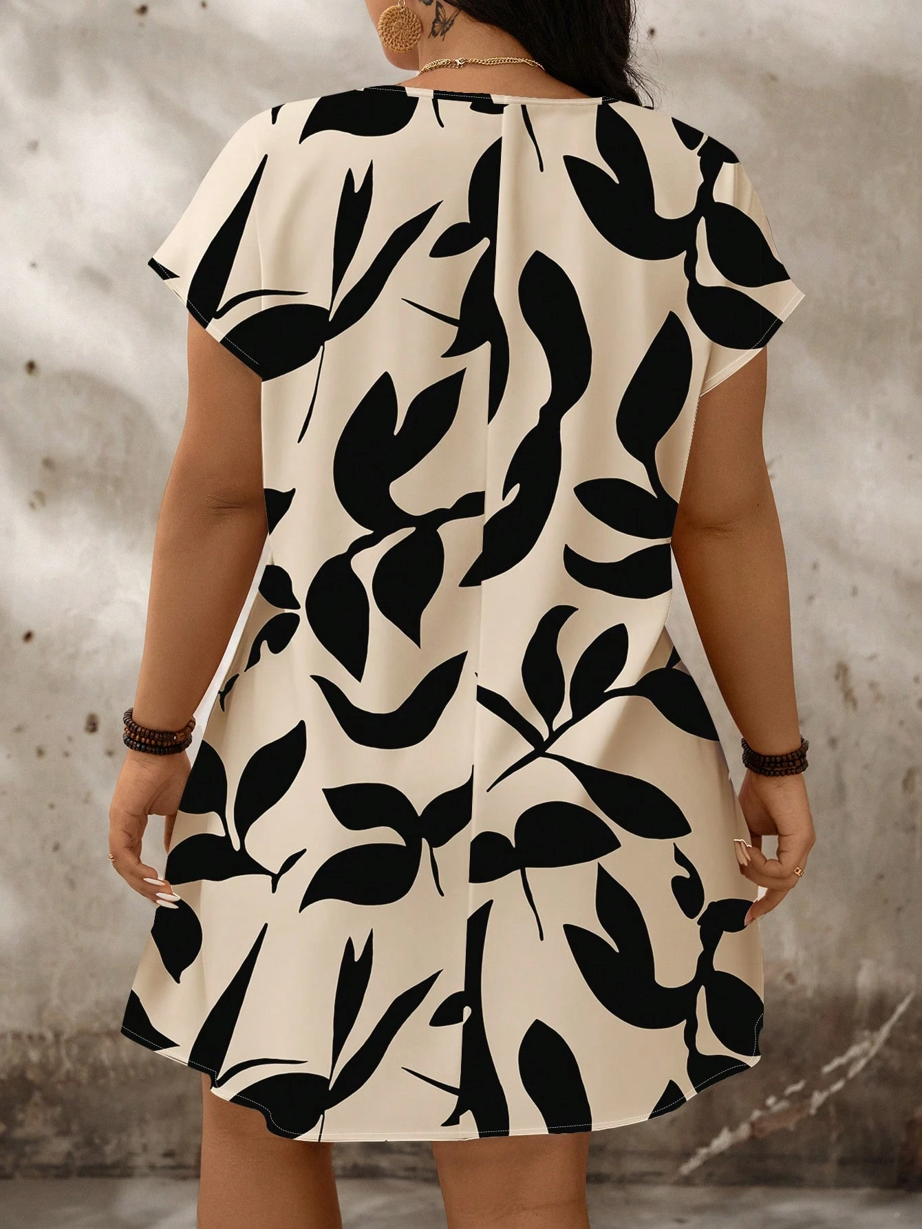 Robe d'été grande taille à fleurs avec col en V échancré et manches — vue 7