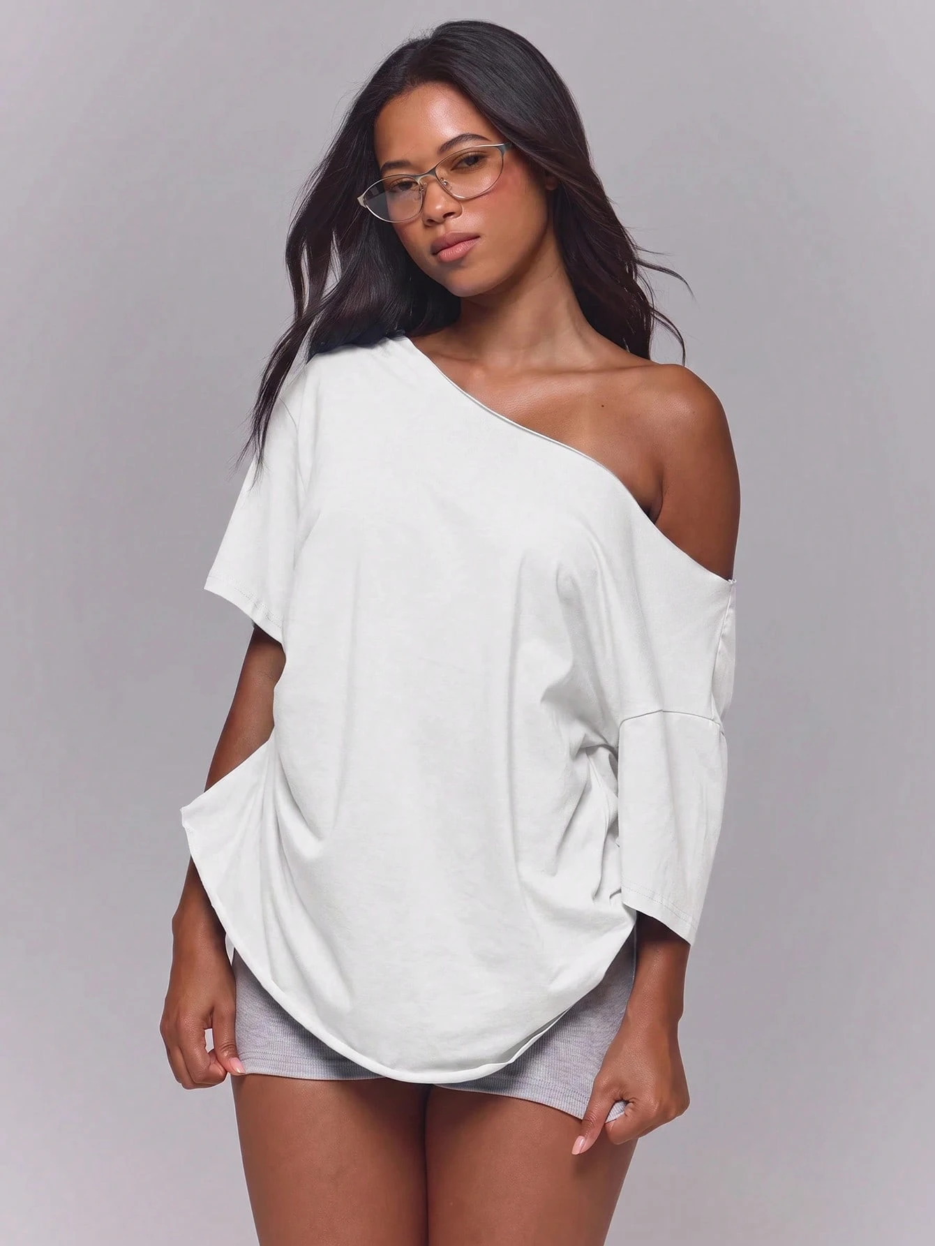 MUSERA T-shirt long oversize blanc en jersey, épaules dénudées, ourlet brut, taille