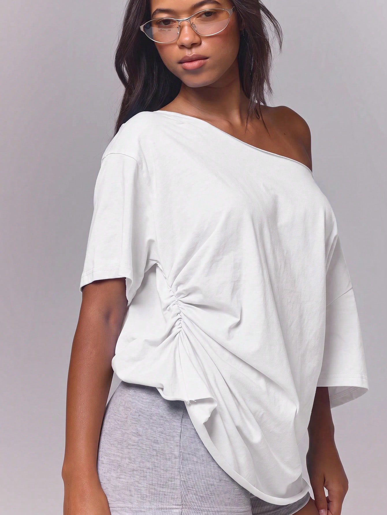 MUSERA T-shirt long oversize blanc en jersey, épaules dénudées, ourlet brut, taille — vue 9
