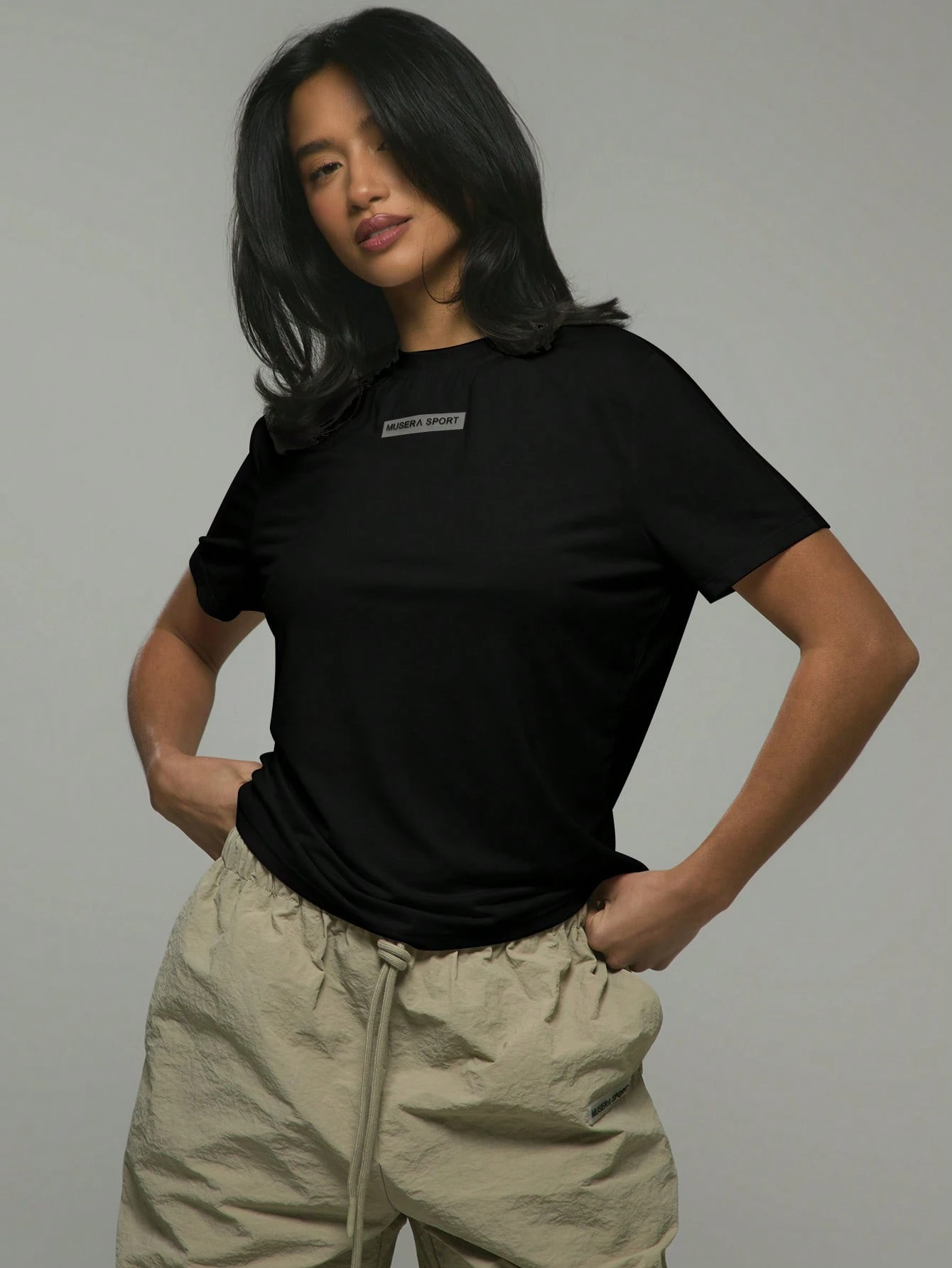 Musera Sport T-shirt à manches courtes en jersey doux avec panneau logo. Idéal pour la