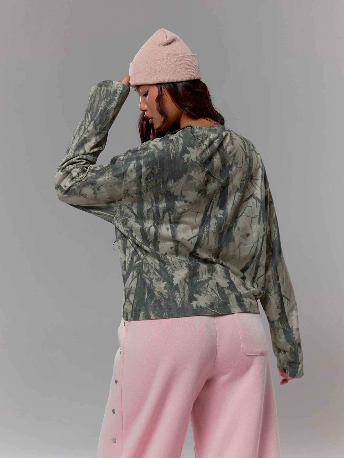 MUSERA Top à manches longues surdimensionné avec imprimé graphique camouflage, style — vue 5