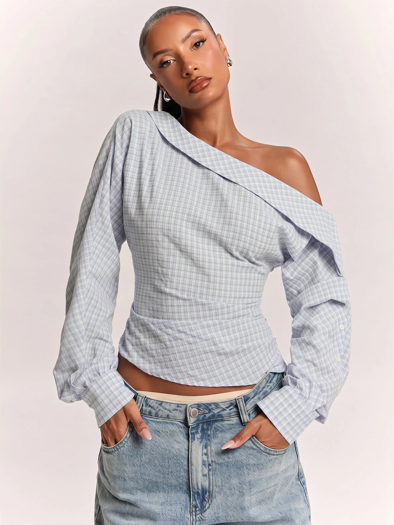 Chemise déconstruite élégante pour femme avec épaules dénudées, chemise bleue — vue 6