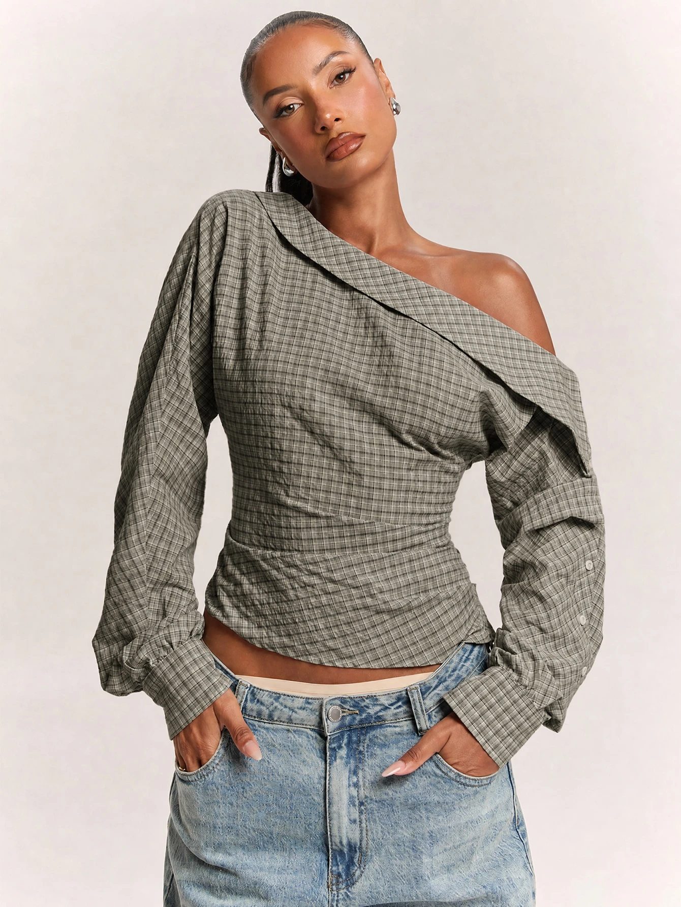 Chemise déconstruite élégante pour femme avec épaules dénudées, chemise bleue