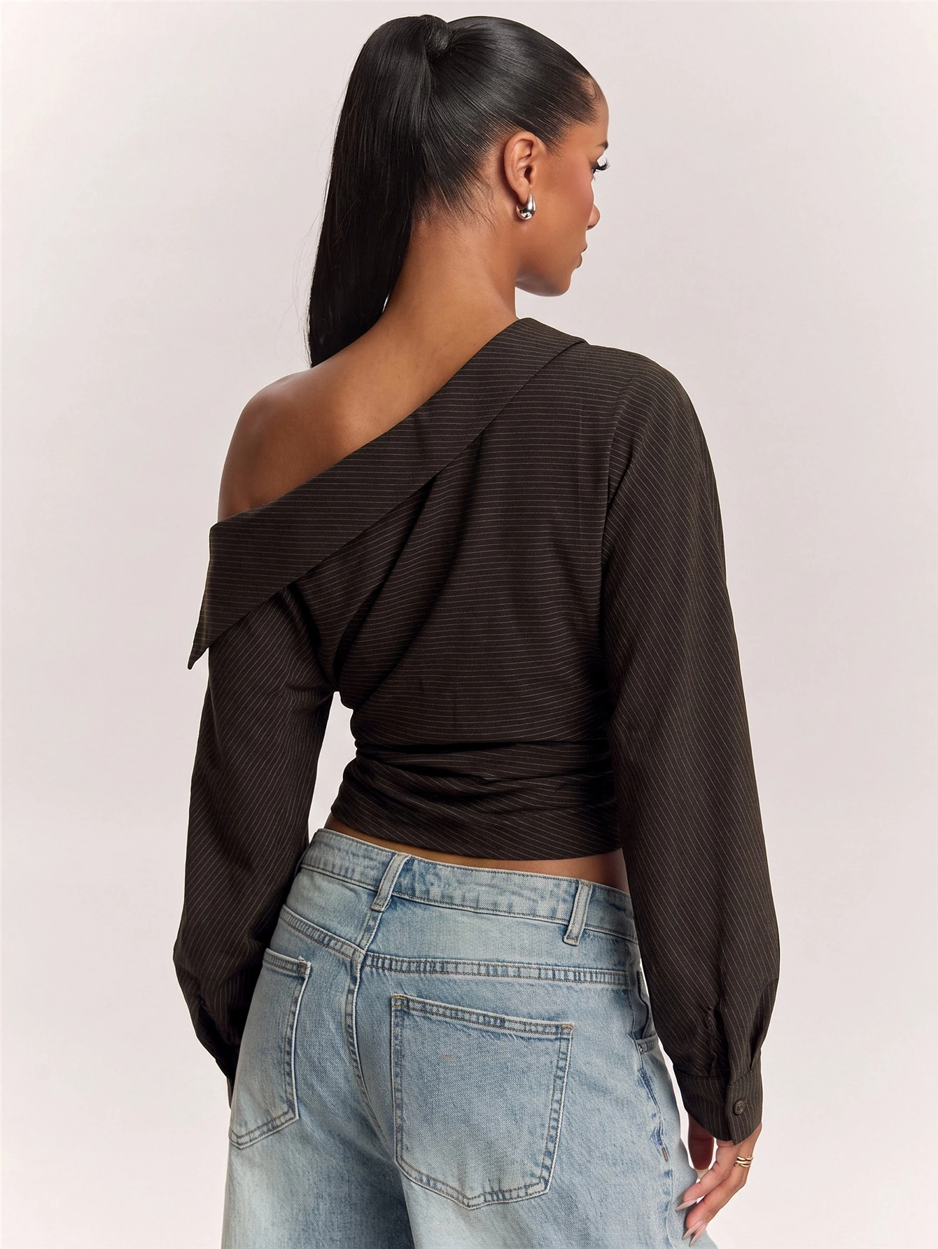 Chemise déconstruite élégante pour femme avec épaules dénudées, chemise bleue — vue 10