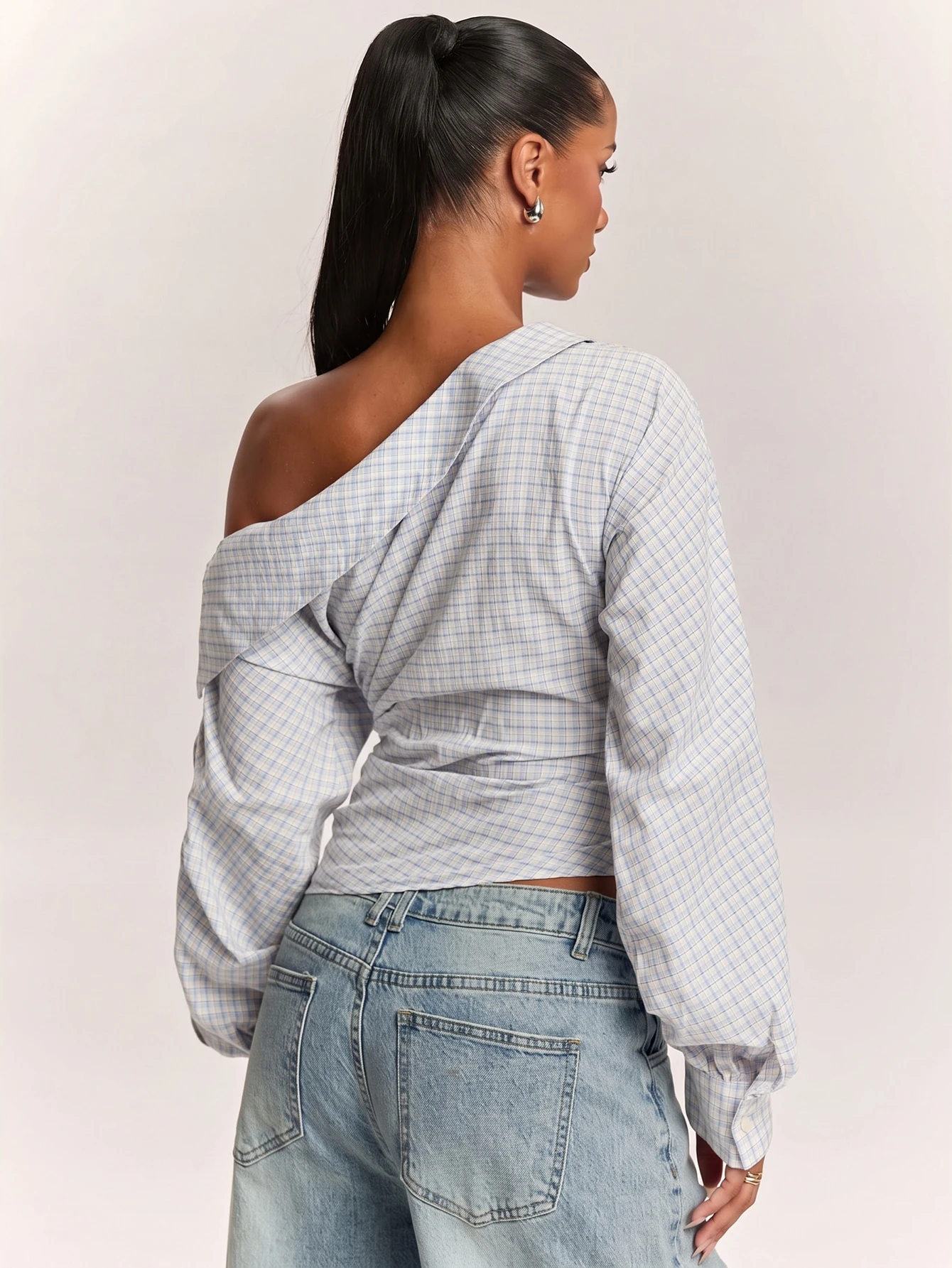 Chemise déconstruite élégante pour femme avec épaules dénudées, chemise bleue — vue 12