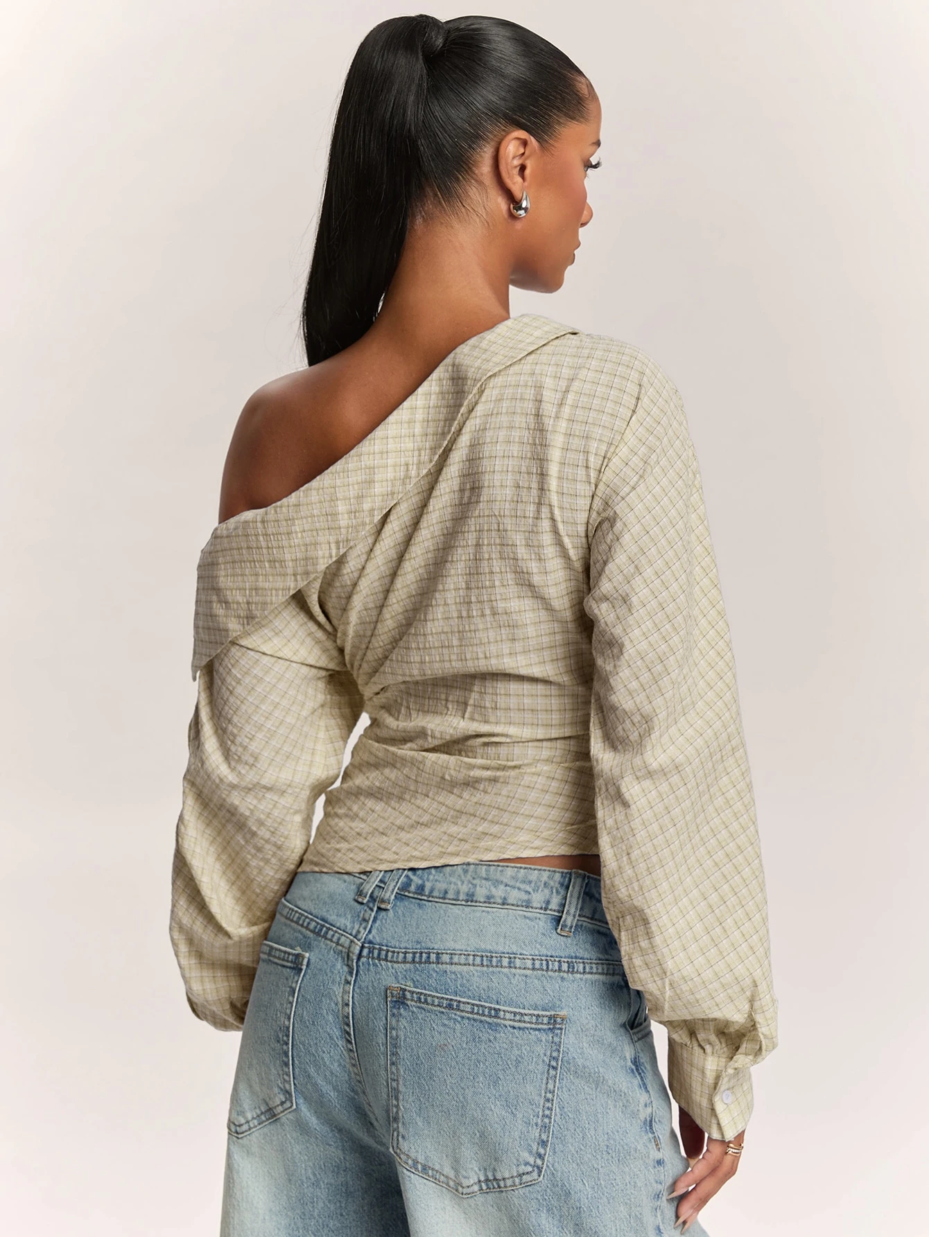 Chemise déconstruite élégante pour femme avec épaules dénudées, chemise bleue — vue 9