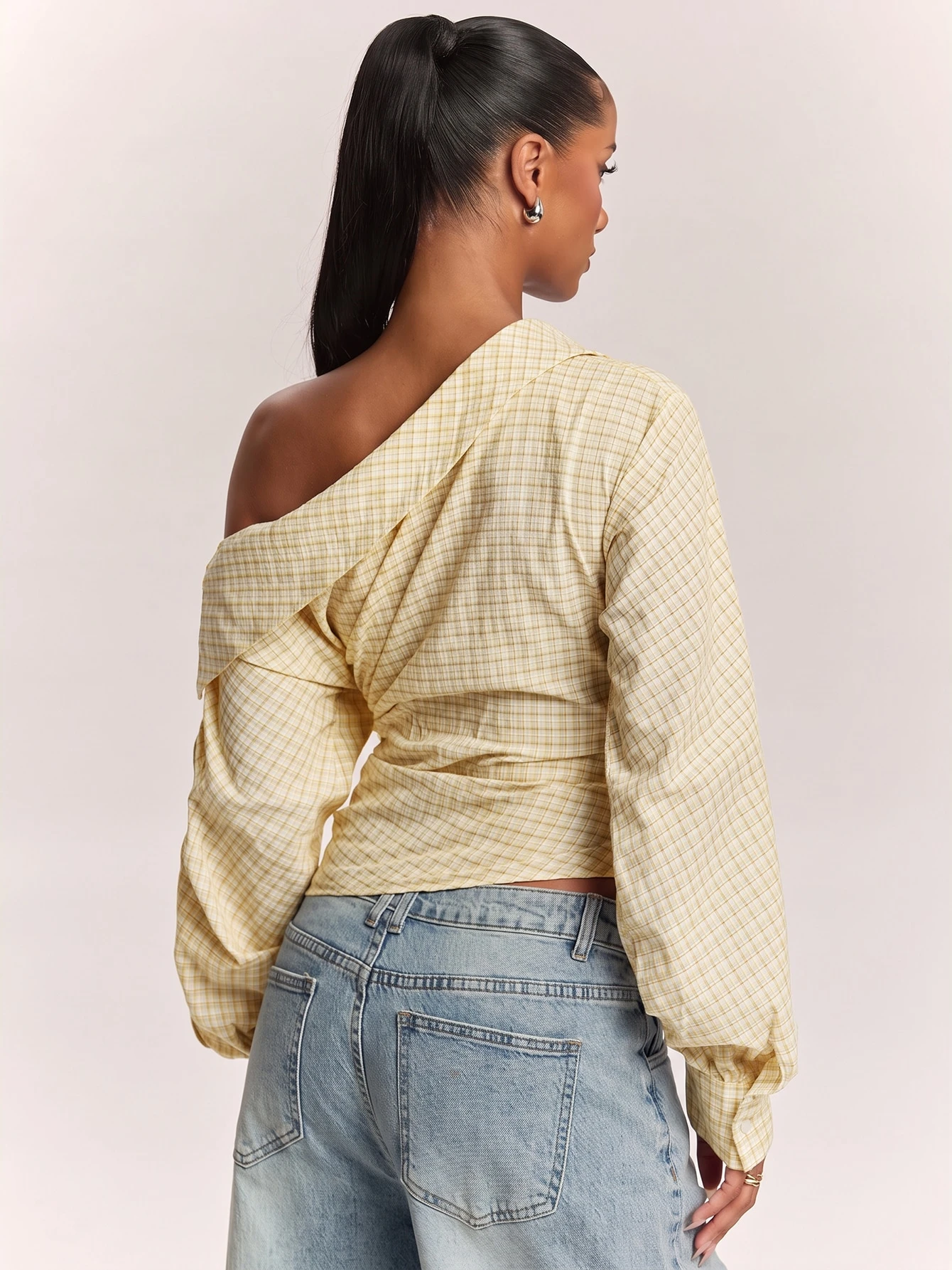 Chemise déconstruite élégante pour femme avec épaules dénudées, chemise bleue — vue 11