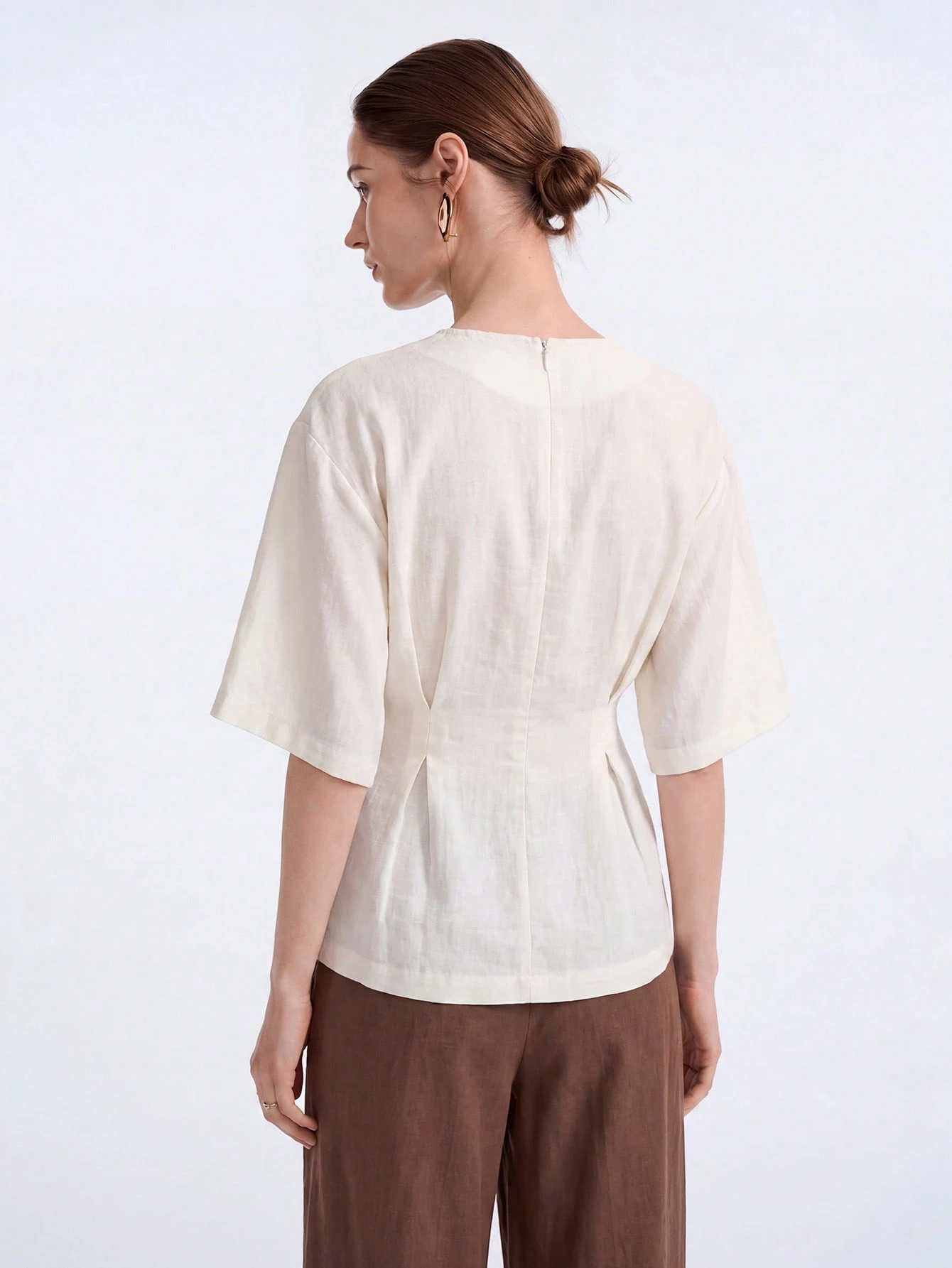 Aalyst Blouse à manches courtes avec taille froncée, col rond, en mélange de lin. — vue 10