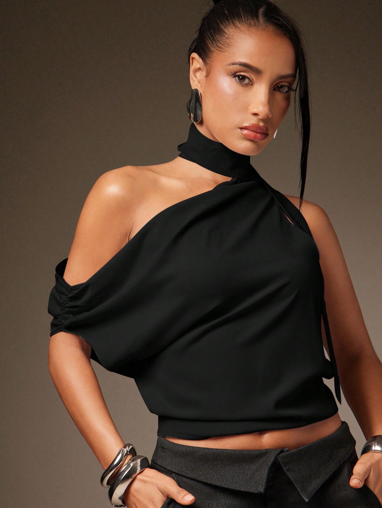 Hauture Blouse décontractée d'été sexy de base avec une épaule dénudée, col foulard et — vue 2