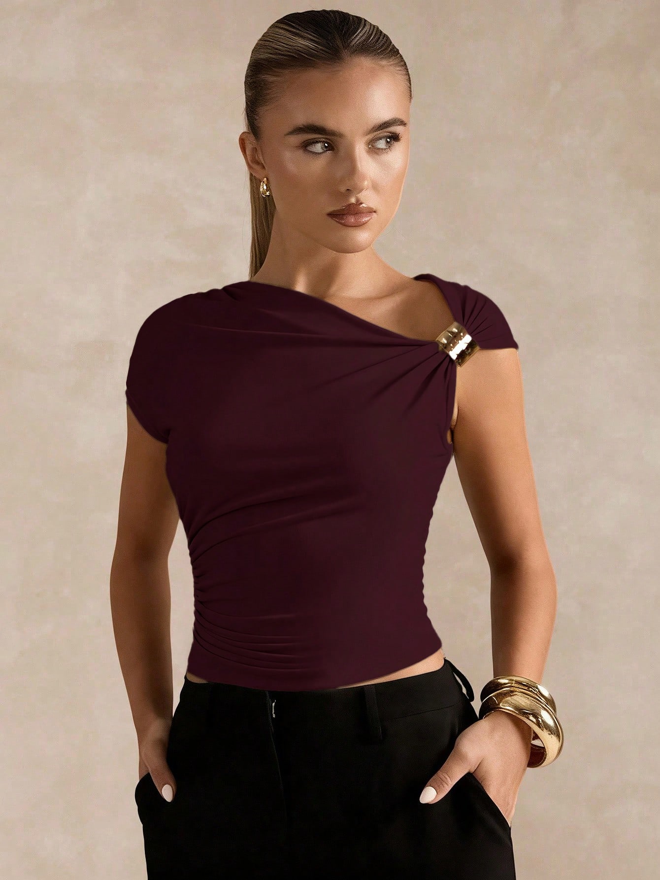 T-shirt mode à col asymétrique plissé avec anneau métallique, couleur unie pour — vue 3