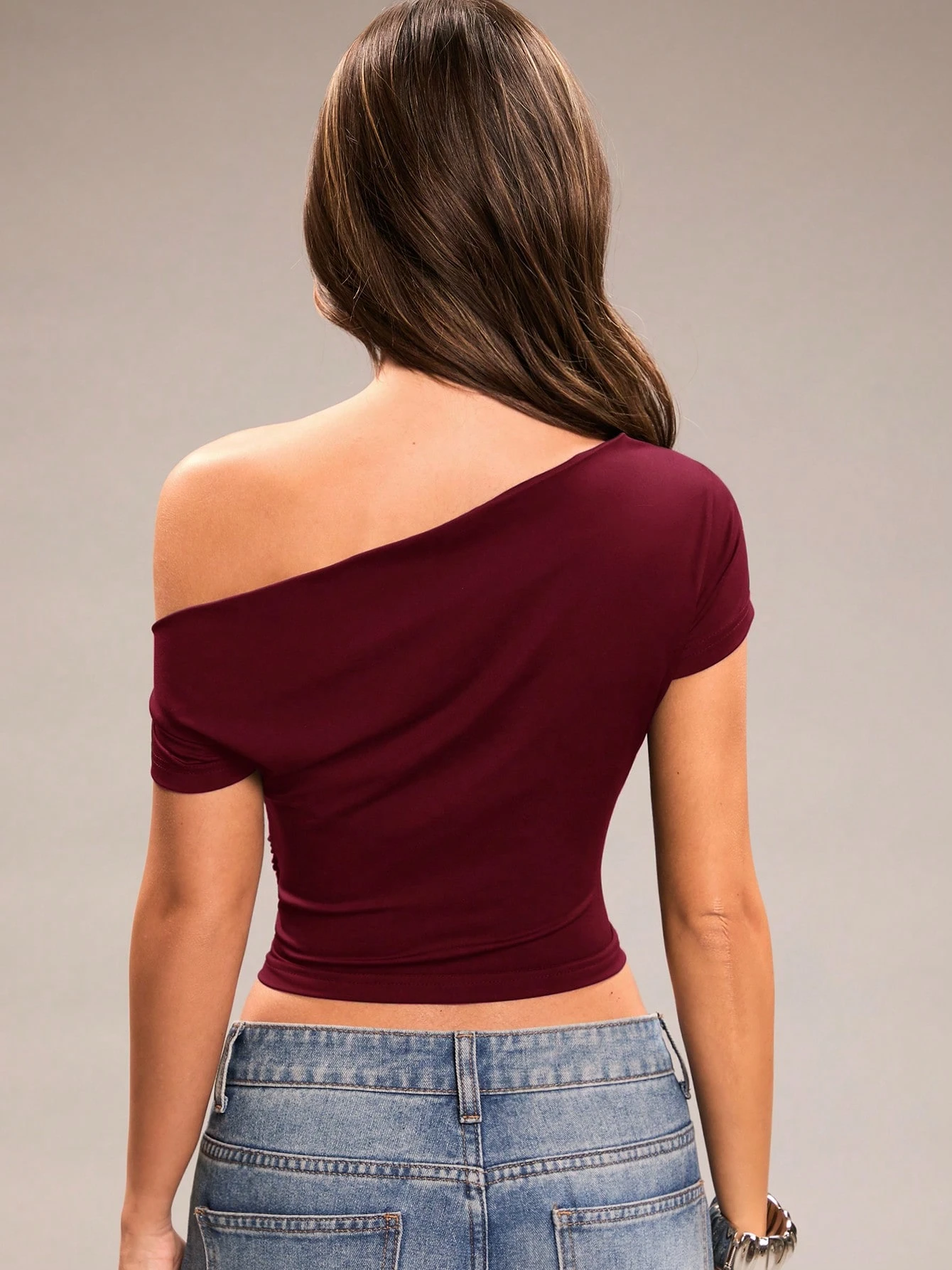 T-shirt court ajusté à manches courtes, épaule asymétrique froncée, couleur — vue 6