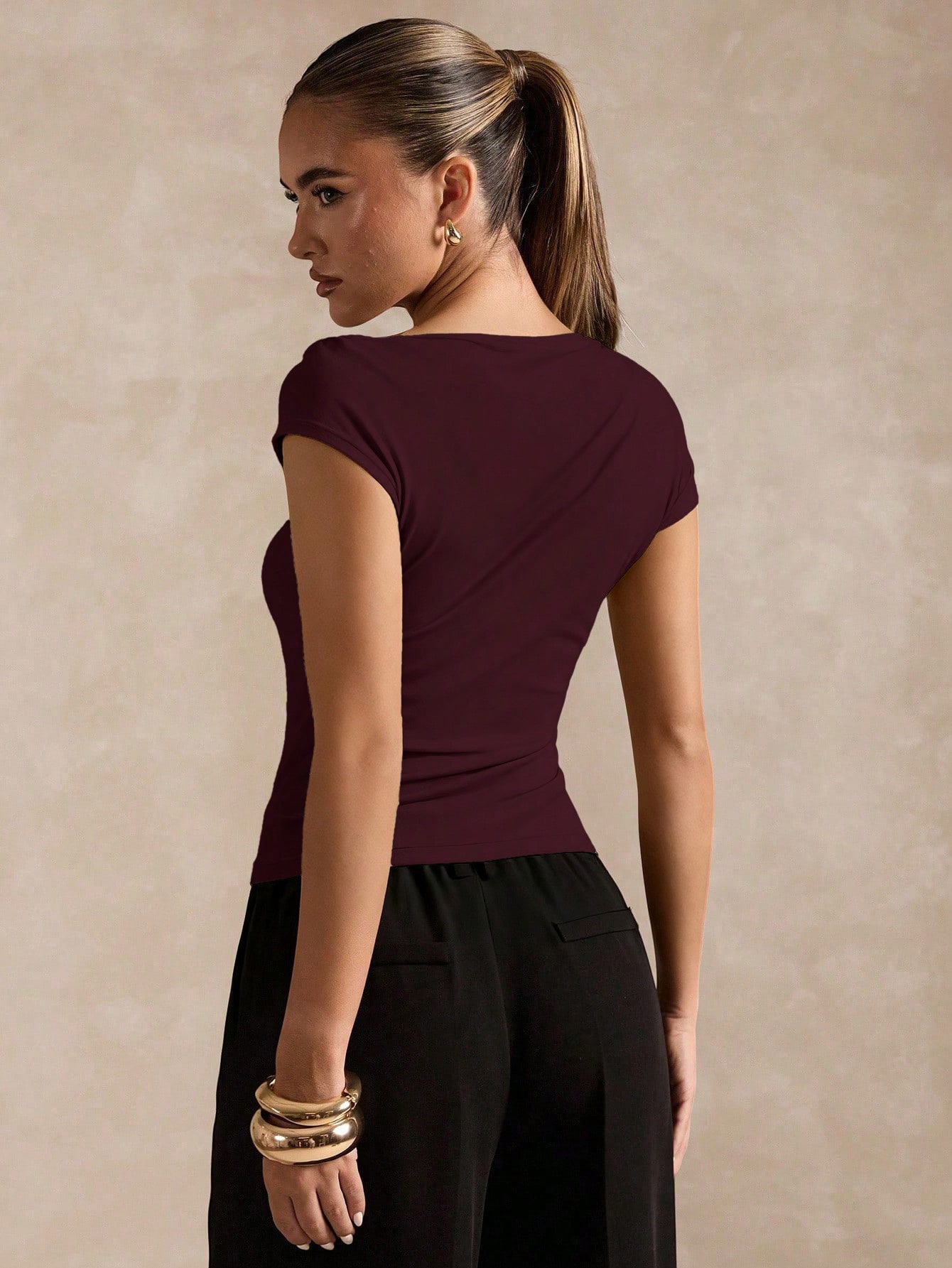 T-shirt mode à col asymétrique plissé avec anneau métallique, couleur unie pour — vue 12