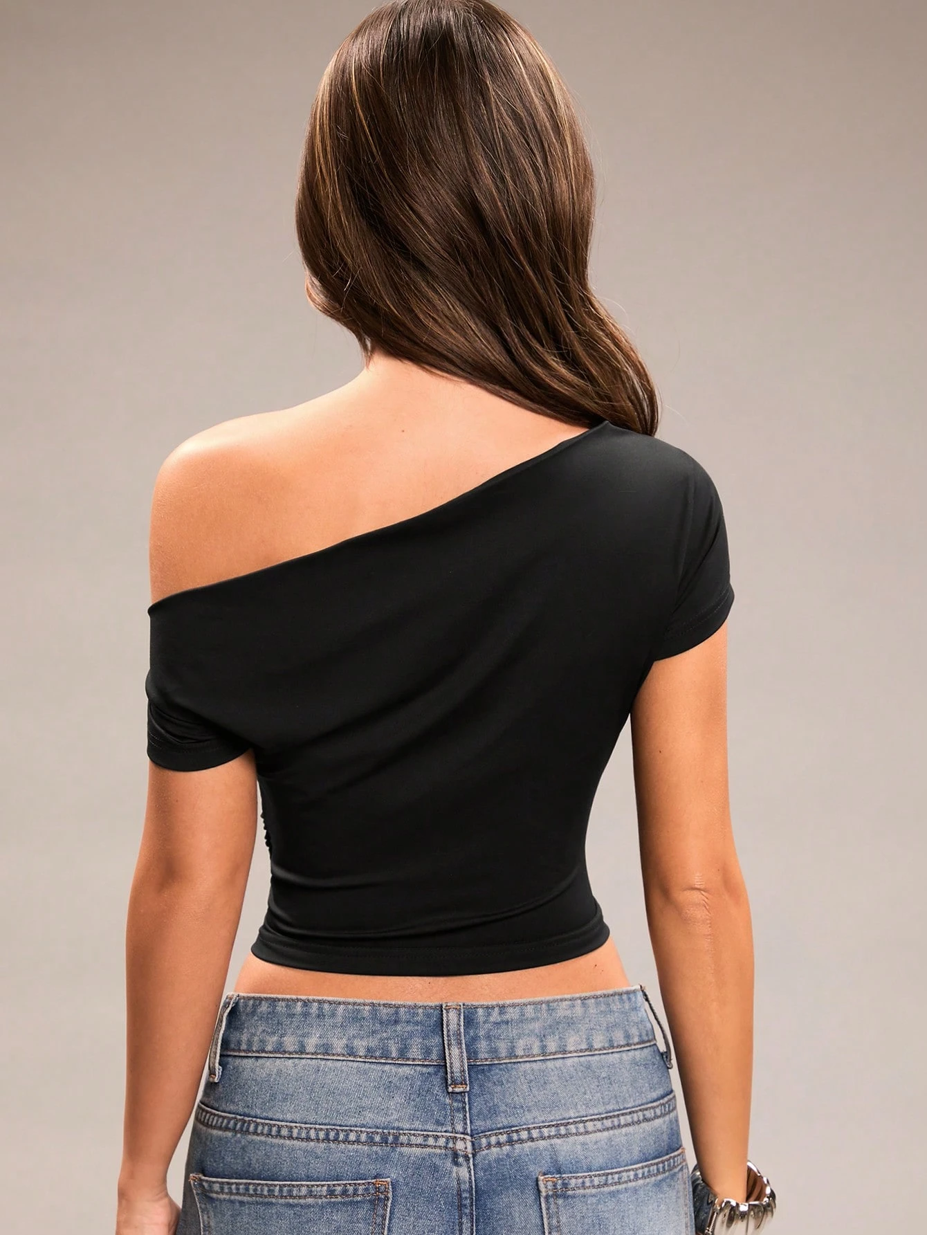 T-shirt court ajusté à manches courtes, épaule asymétrique froncée, couleur — vue 7
