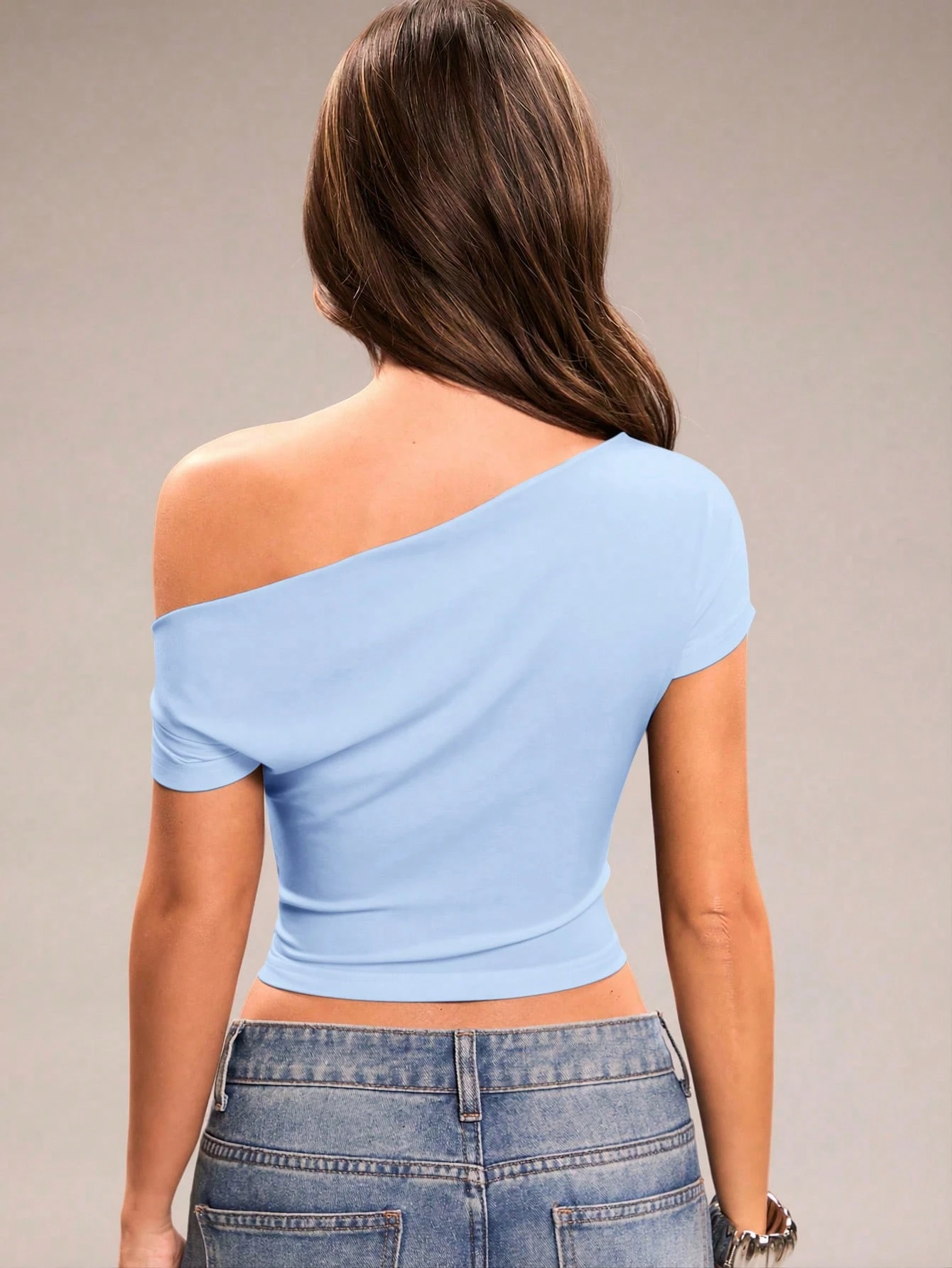 T-shirt court ajusté à manches courtes, épaule asymétrique froncée, couleur — vue 10