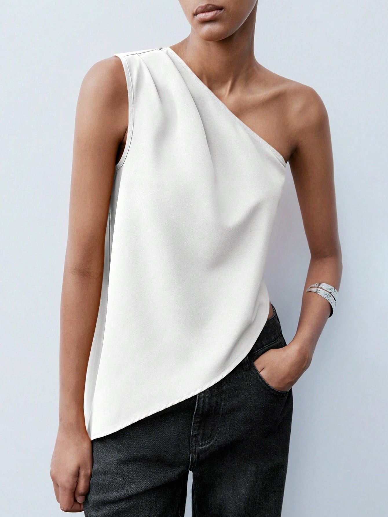 Maija Top décontracté sans manches plissé de couleur unie blanc asymétrique pour femmes,