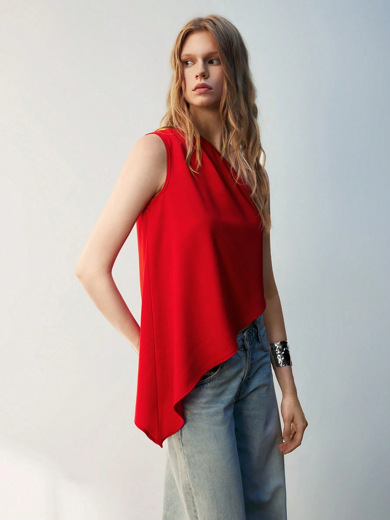 Maija Top décontracté sans manches plissé de couleur unie blanc asymétrique pour femmes, — vue 10