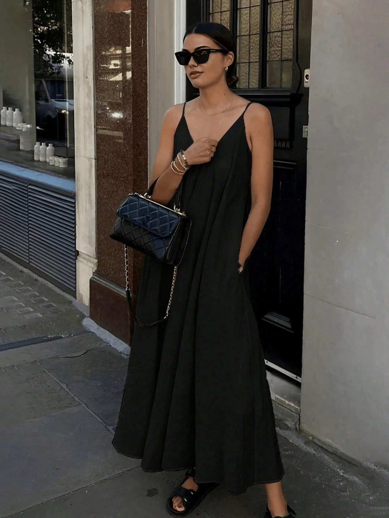 Robe minimaliste élégante et décontractée pour femme, de couleur unie avec bretelles, — vue 2