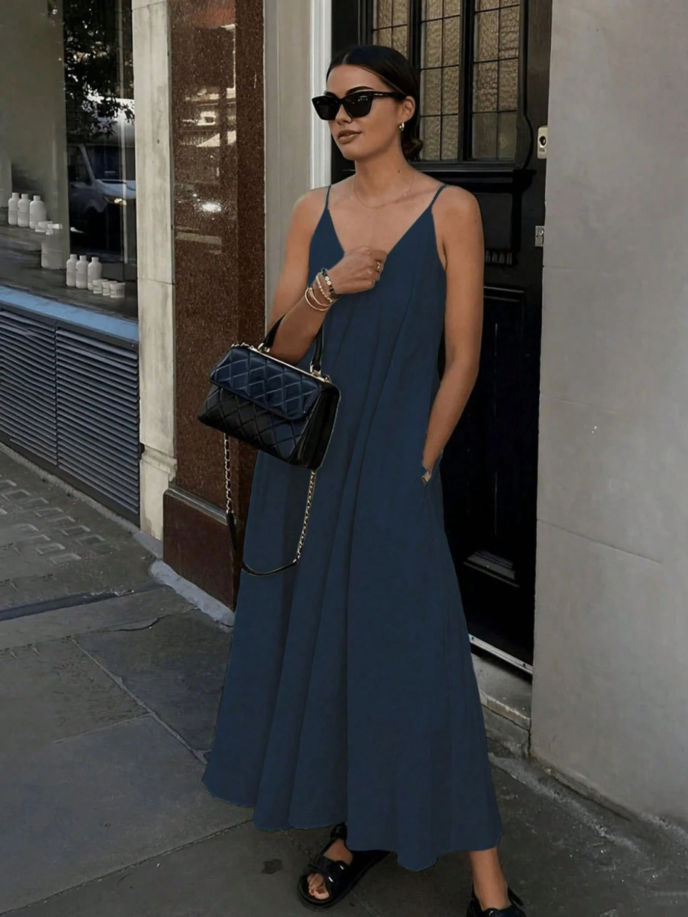 Robe minimaliste élégante et décontractée pour femme, de couleur unie avec bretelles, — vue 4