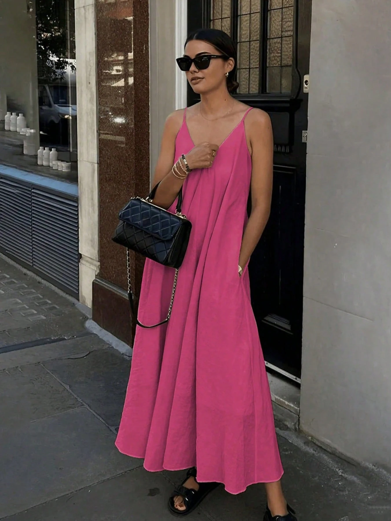 Robe minimaliste élégante et décontractée pour femme, de couleur unie avec bretelles, — vue 3